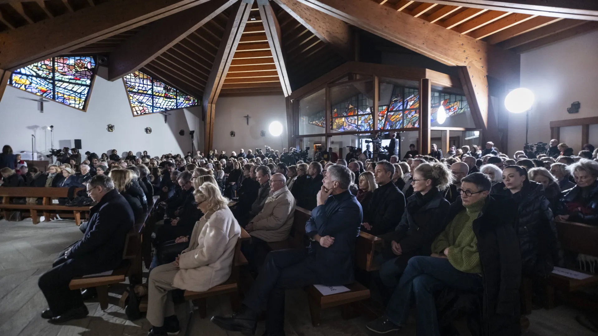 
                    Suíça identifica mais 16 vítimas mortais (a mais jovem com 14 anos)
                