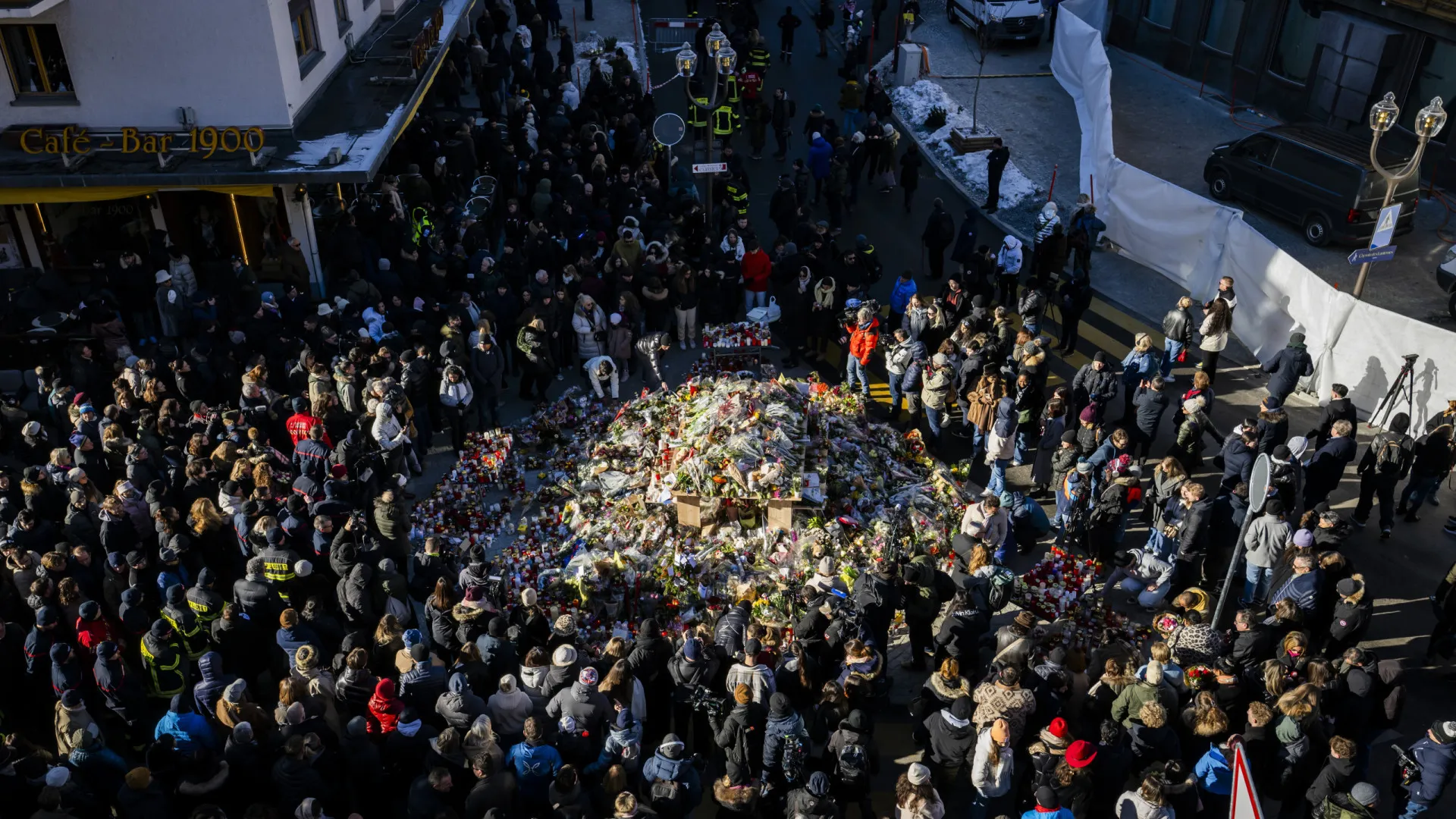 
                    Centenas de pessoas desfilam para lembrar vítimas de incêndio na Suíça
                