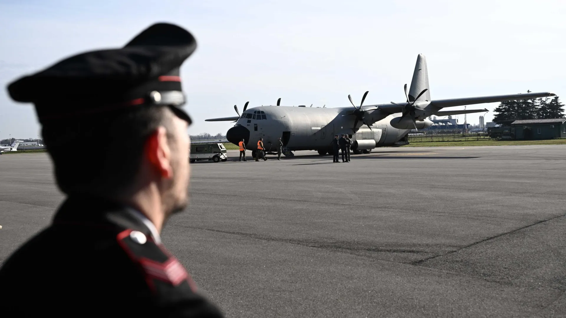 
                    Itália limita reabastecimento em 4 aeroportos face à falta de combustível
                