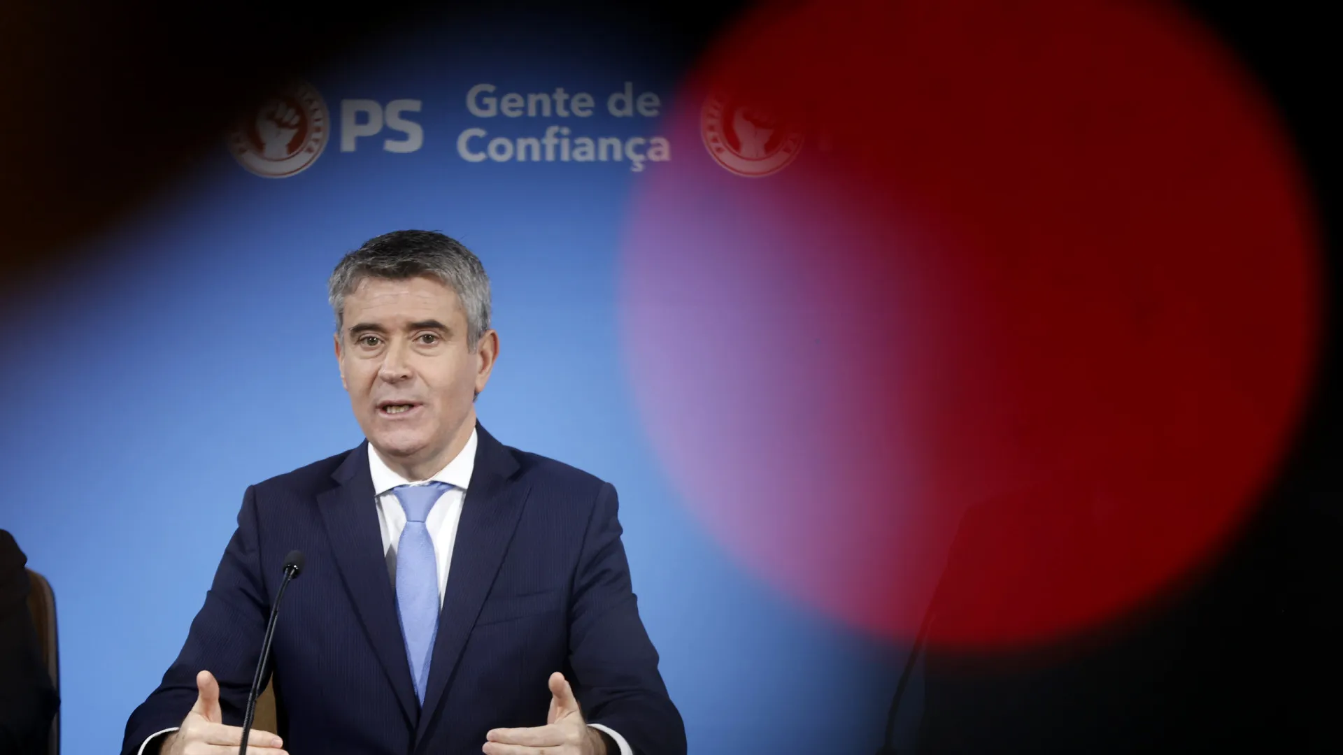 
                    Crise na Saúde? Carneiro acusa Montenegro de 