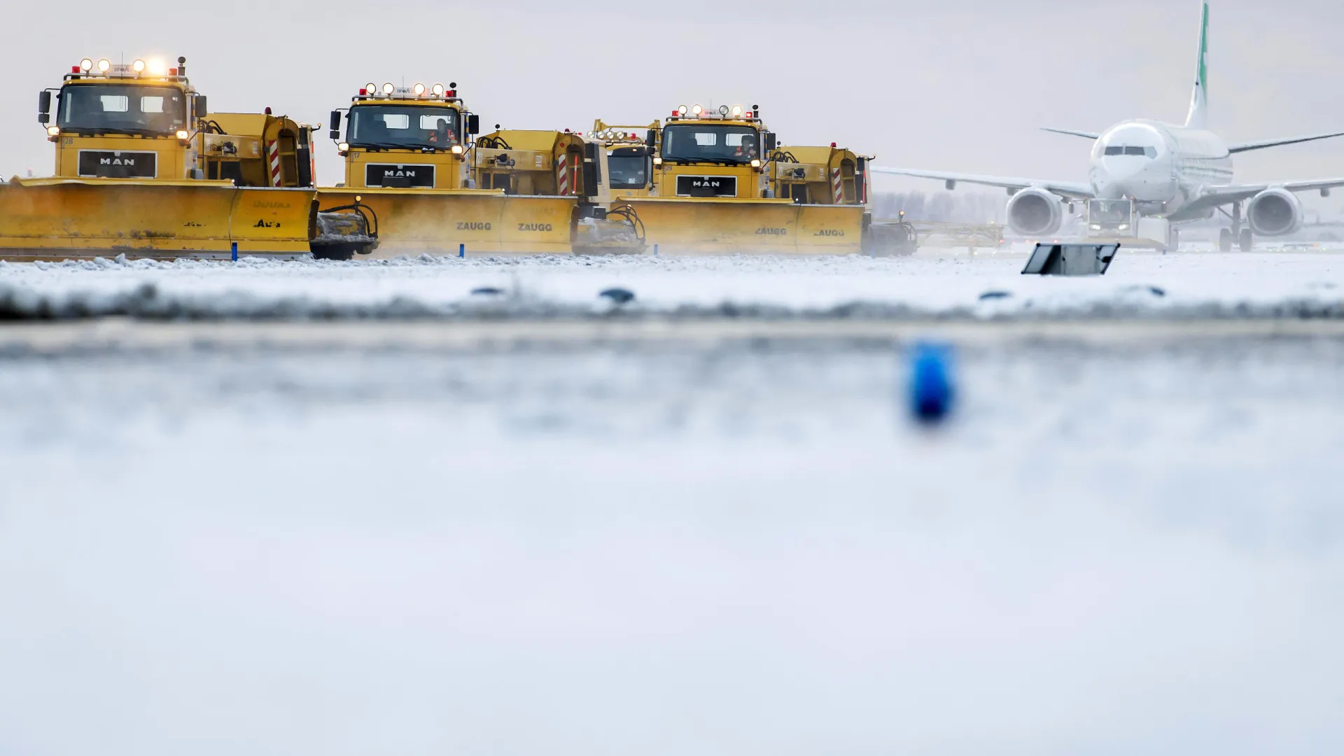 
                    Aeroporto de Frankfurt cancela quase 100 voos devido à neve e ao gelo
                