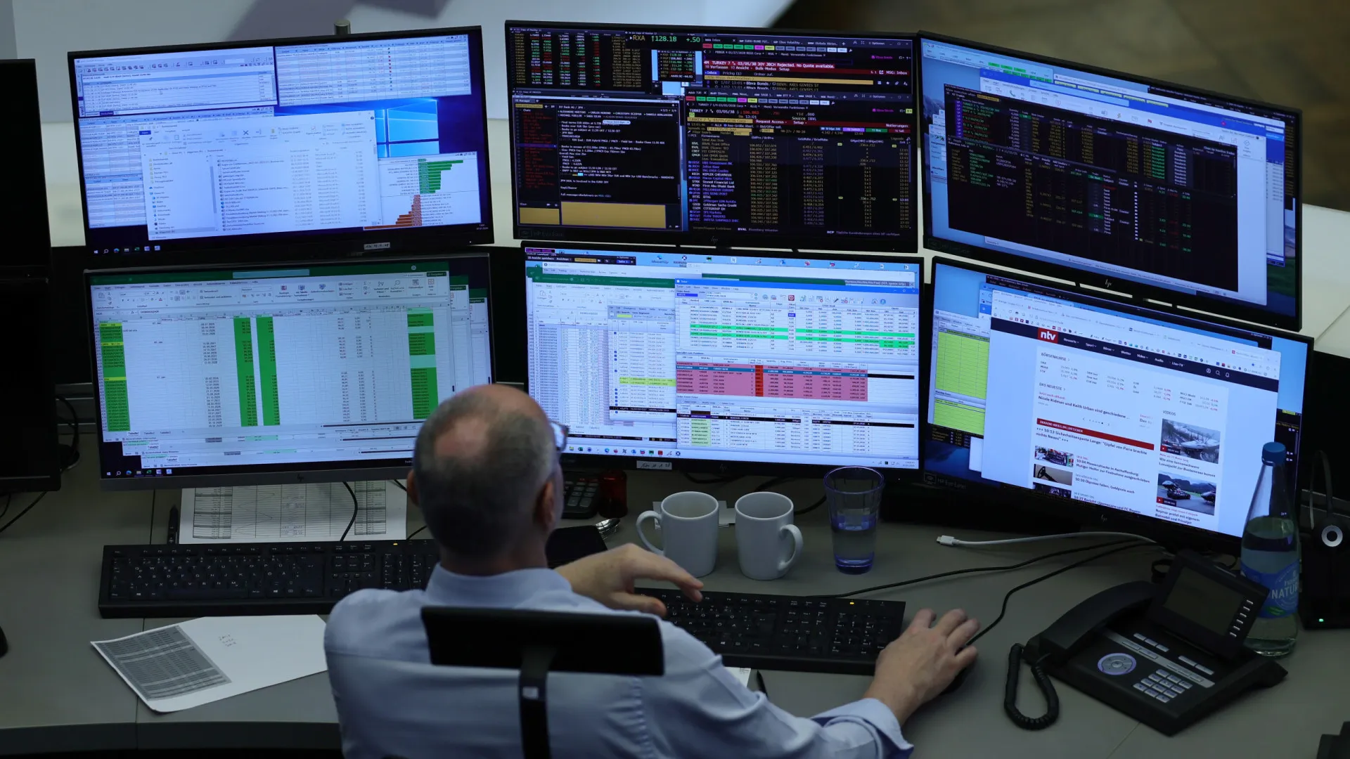 
                    Ameaças de sobretaxas de Trump atiram bolsas europeias para forte queda
                