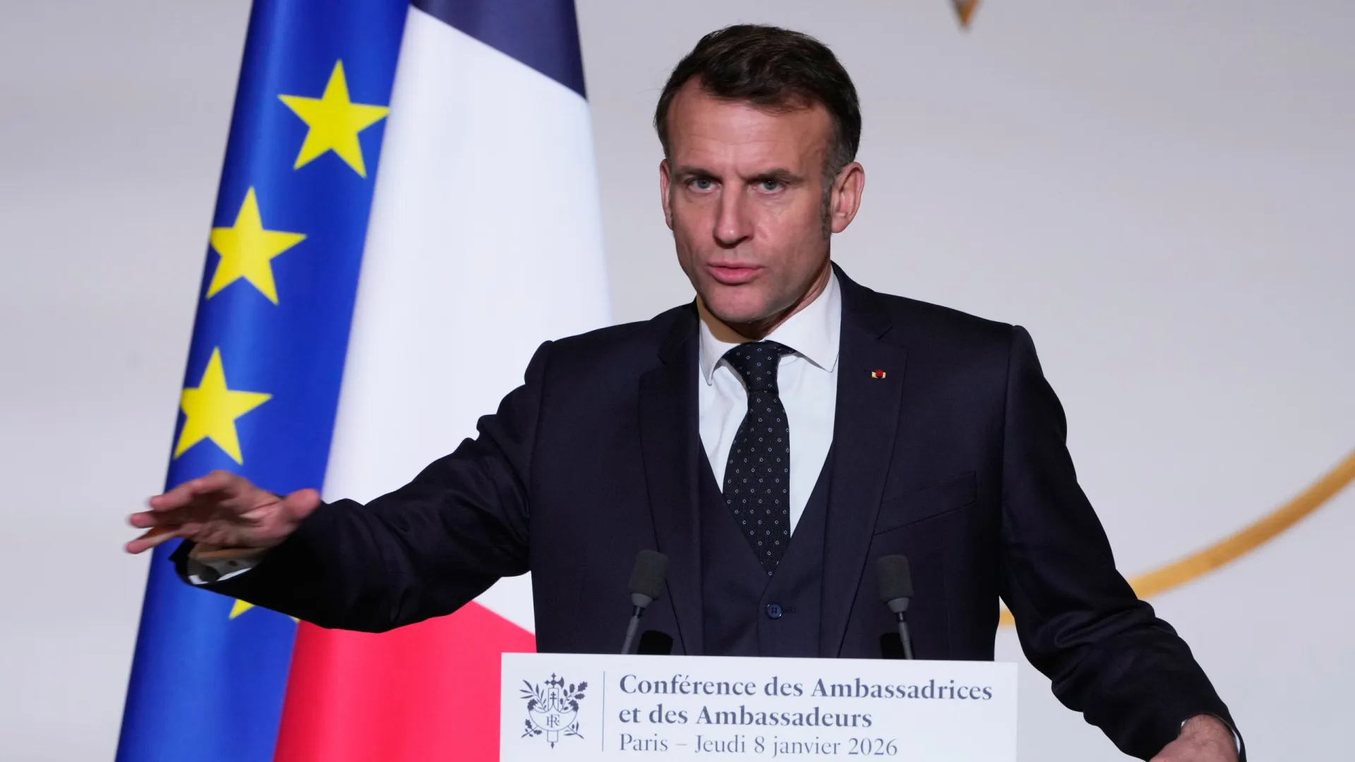 
                    Macron acusa EUA de se afastarem de Aliados
                