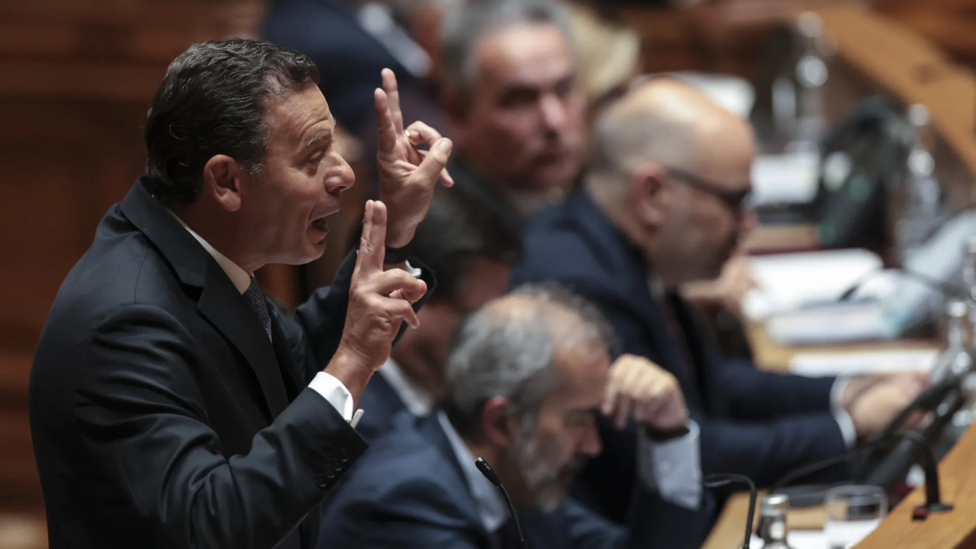 
                    Governo estima crescimento 