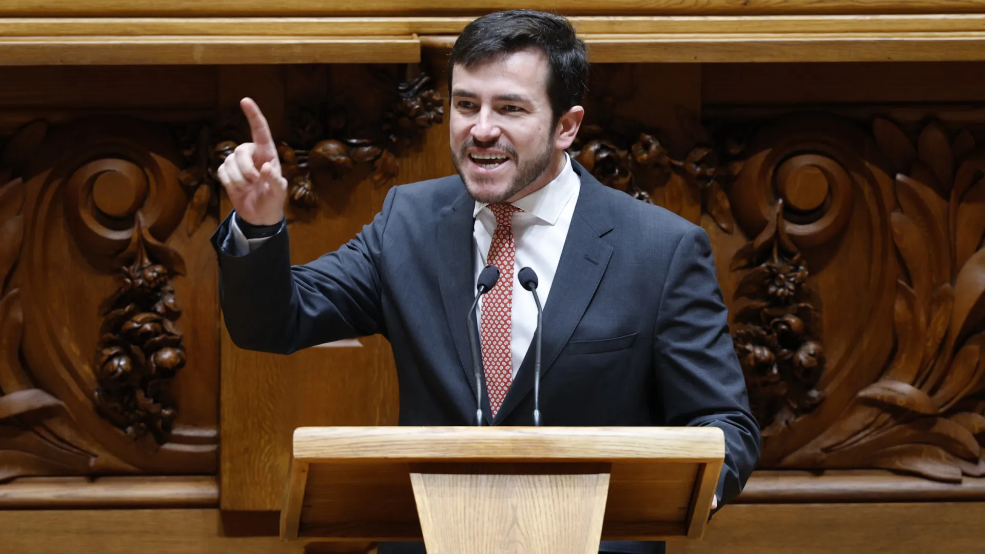 
                    PS sugere orçamento retificativo para garantir lay-off pago a 100%
                