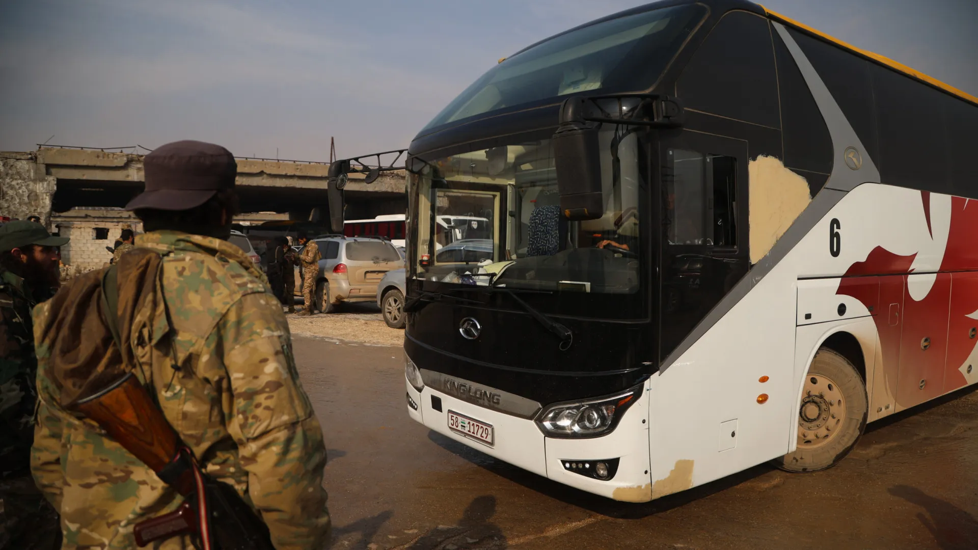 
                    Governo sírio retira curdos de bairro que foi palco de combates recentes
                