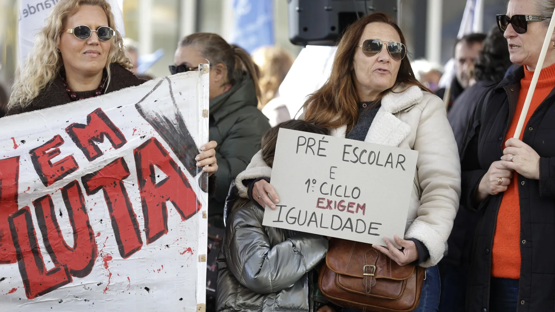 
                    Dezenas de professores e educadores protestam por menos carga horária
                