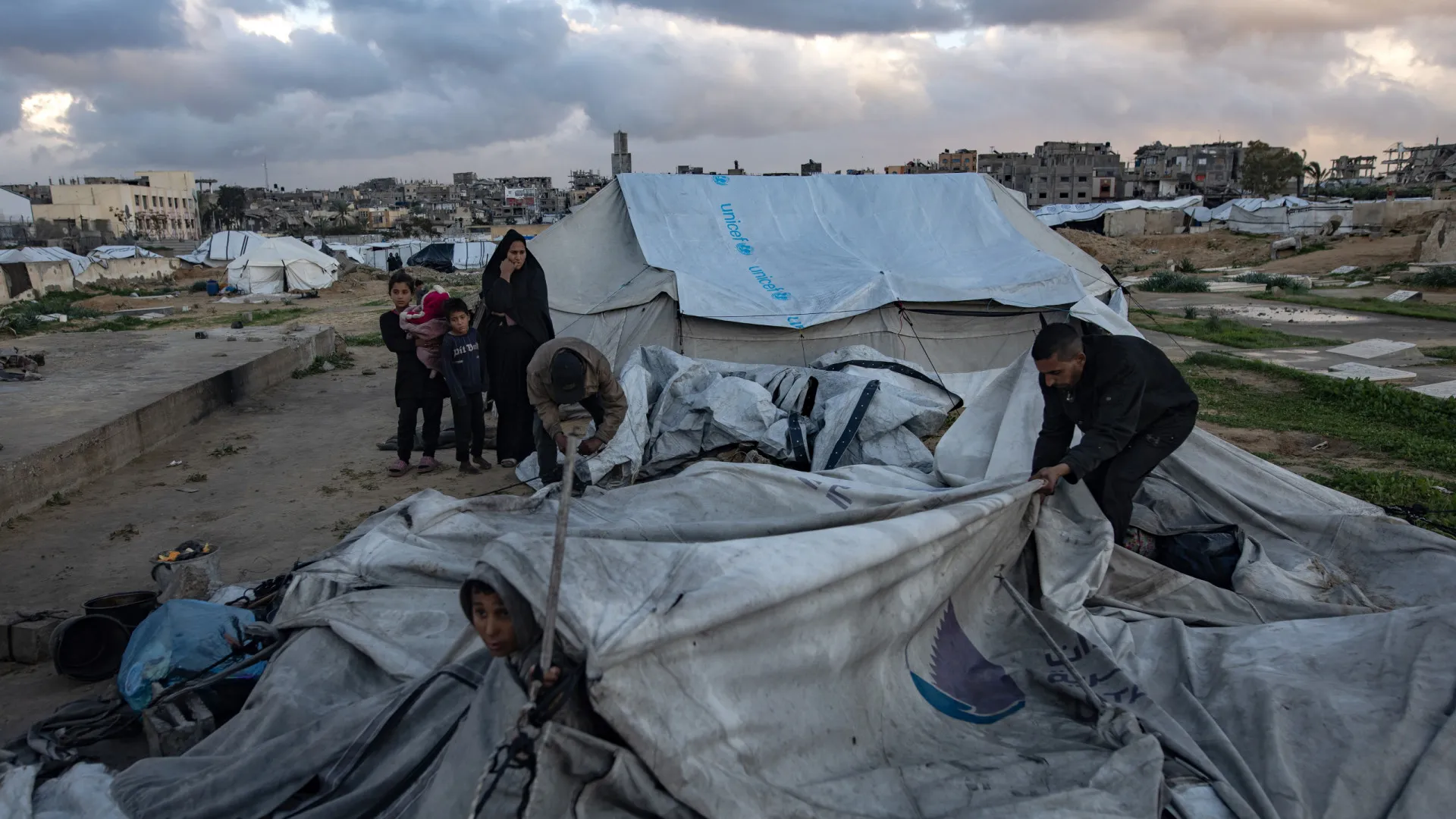 
                    Chuvas torrenciais arrasam campos de deslocados improvisados de Gaza
                