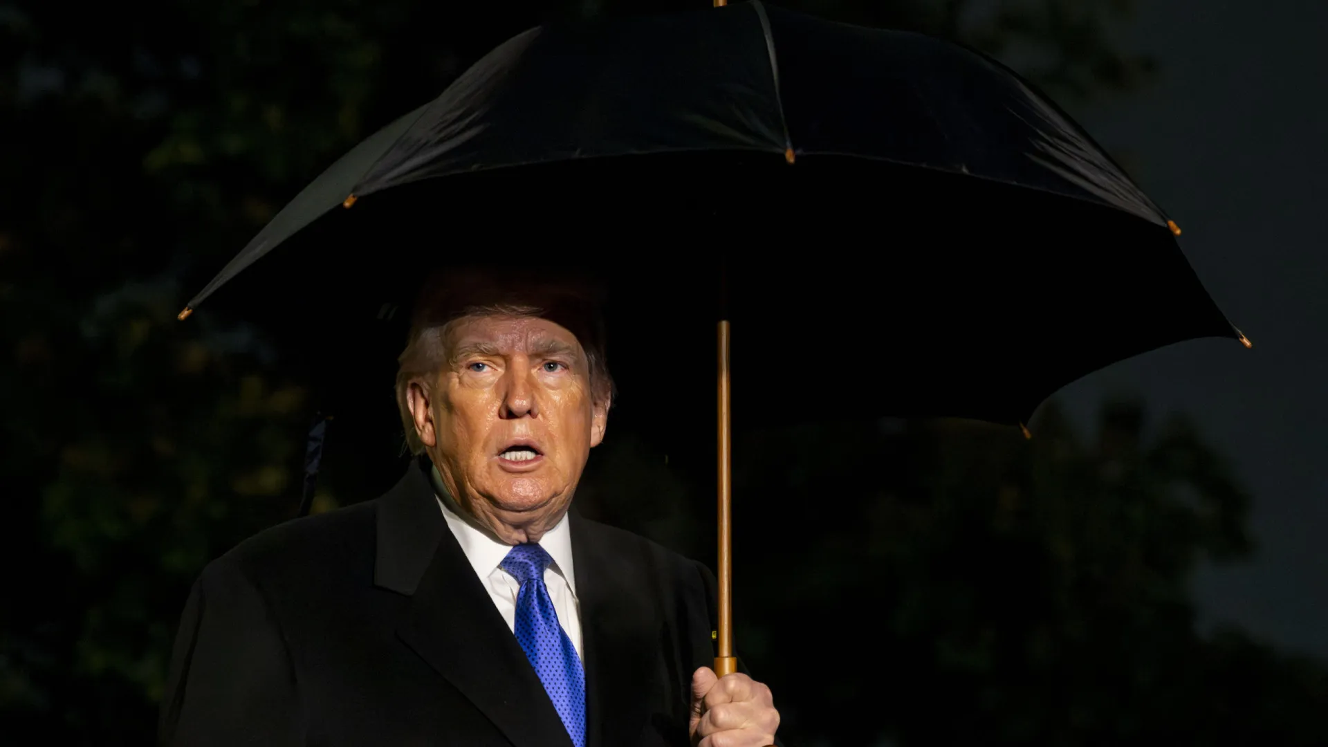 
                    Trump assina ordem para proteger receitas petrolíferas de Caracas nos EUA
                