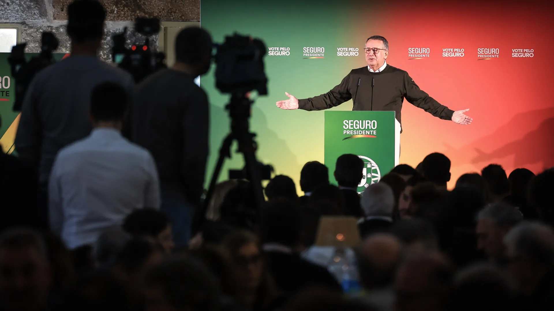 
                    Seguro trava euforia de apoiantes e diz que 