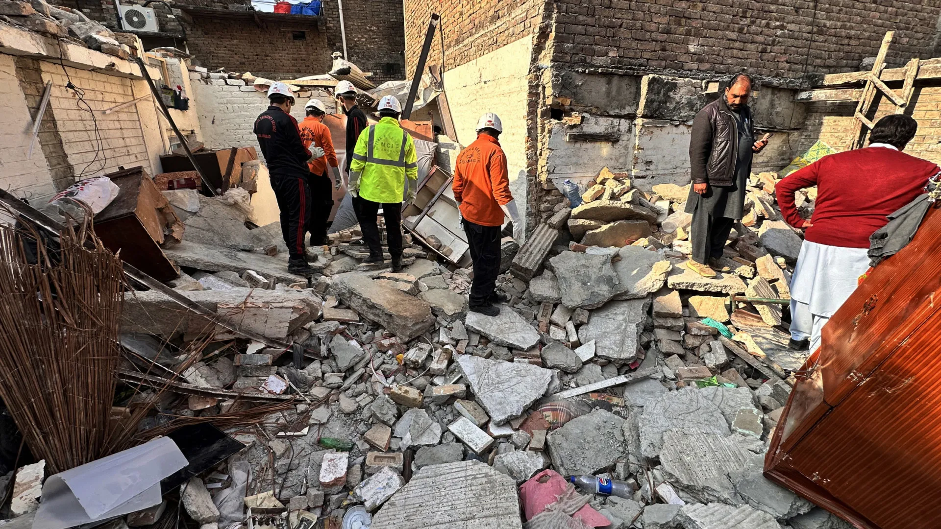 
                    Explosão de botija de gás causa oito mortos num casamento no Paquistão
                