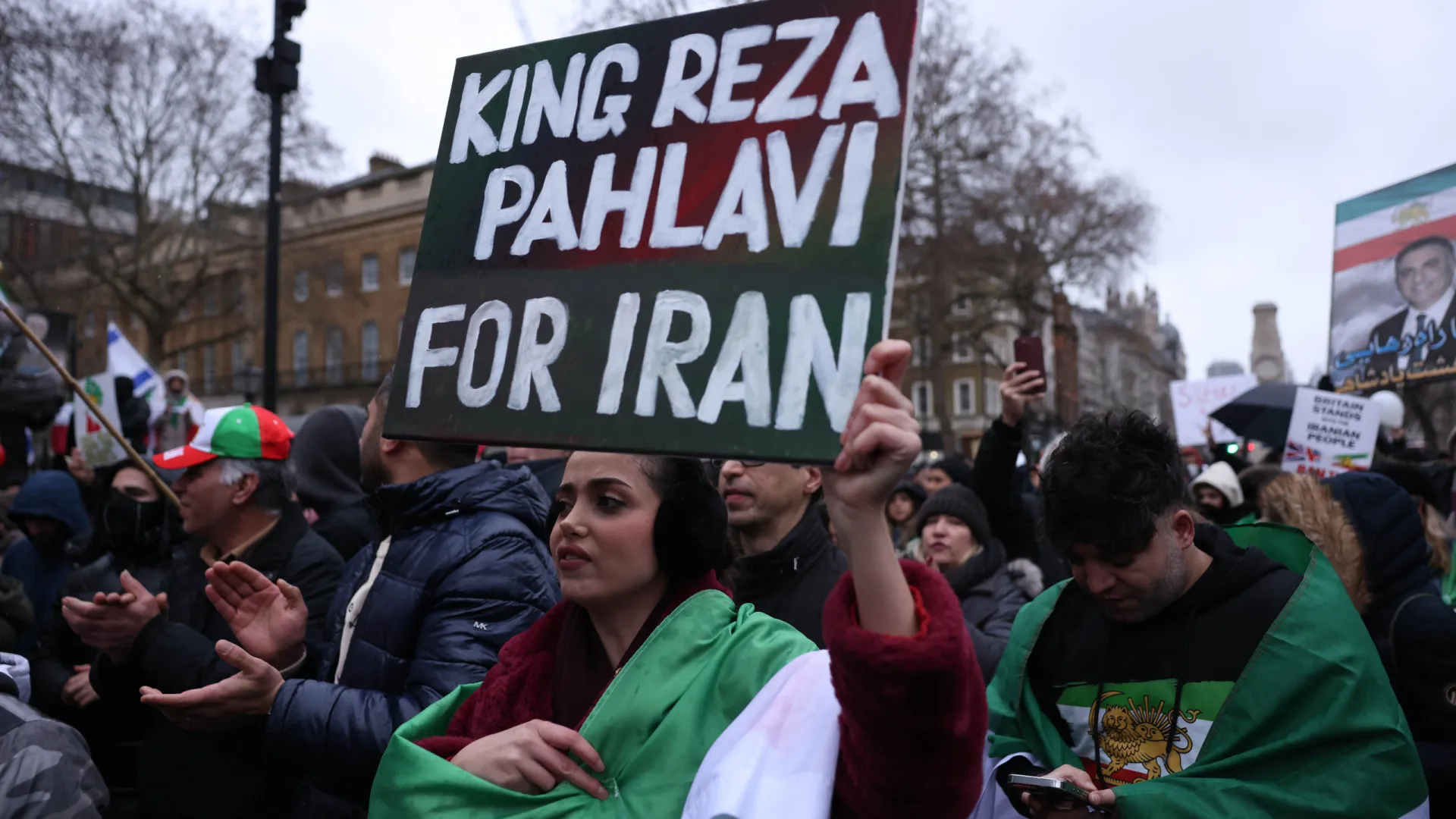 
                    Filho do xá deposto do Irão faz apelo a forças de segurança
                