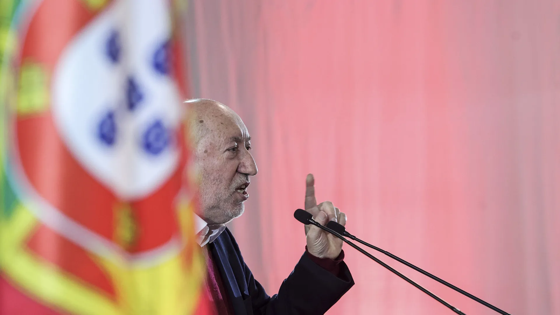 
                    Futuro dos jovens não pode ser 