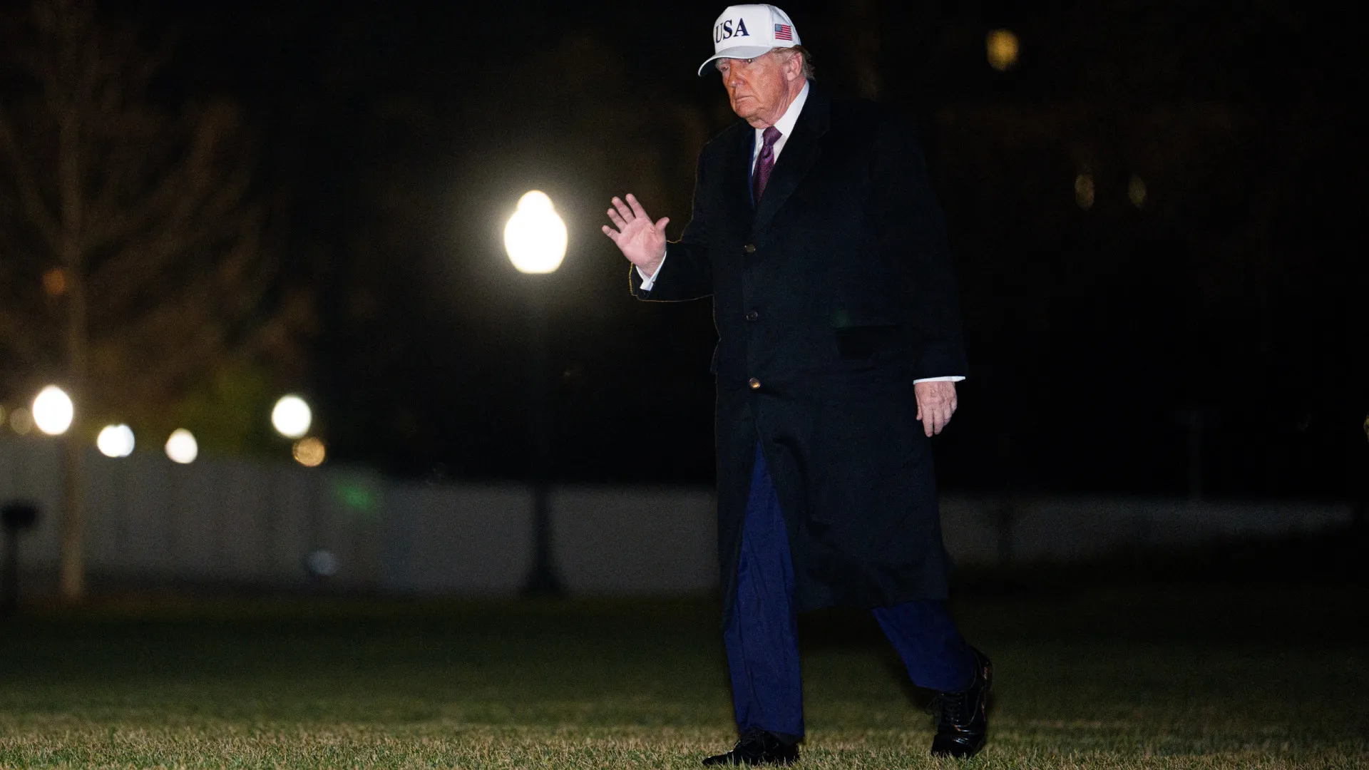 
                    Trump diz-se aberto a encontro com líder interina da Venezuela
                