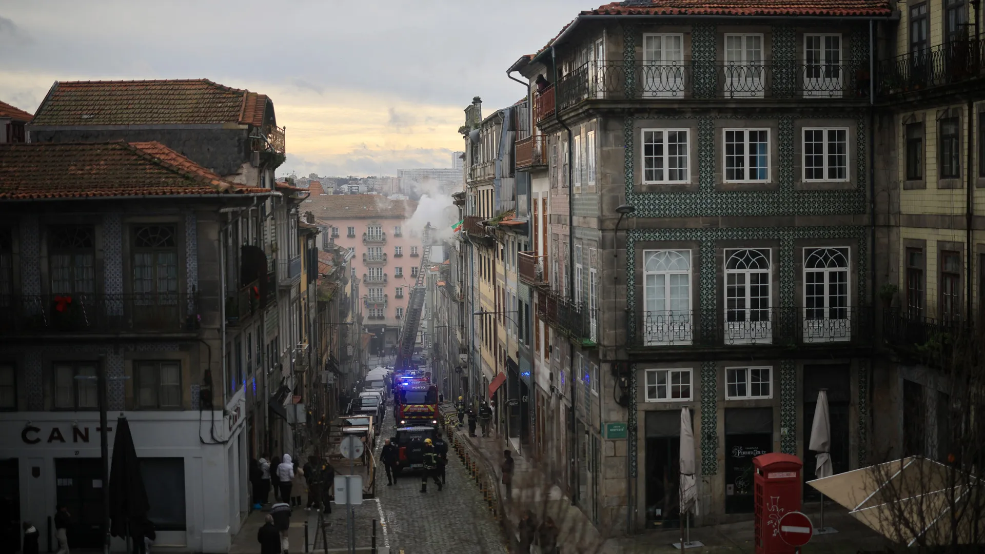 
                    Seis pessoas retiradas de prédio após incêndio na rua da Picaria no Porto
                