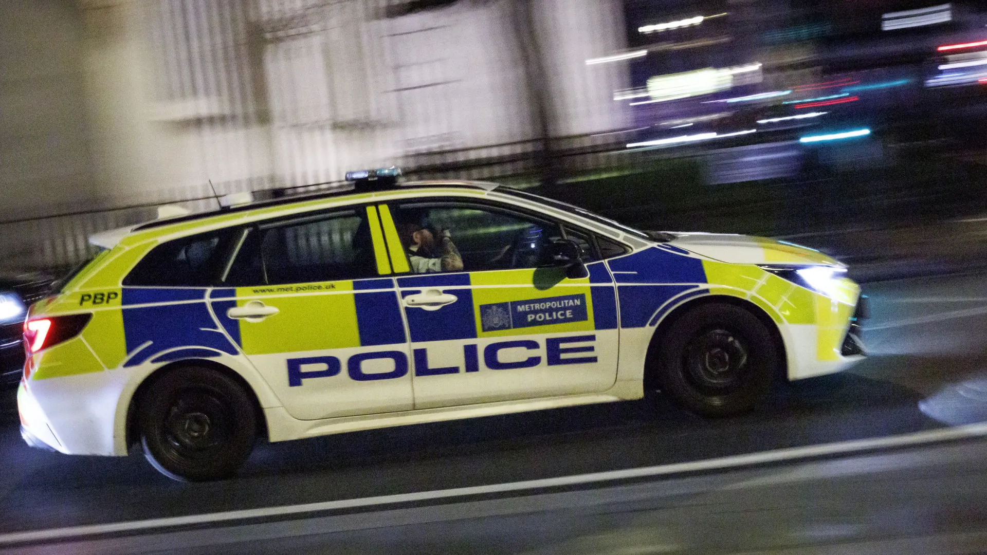 
                    Dezenas de detenções após invasão de prisão em Londres por manifestantes
                