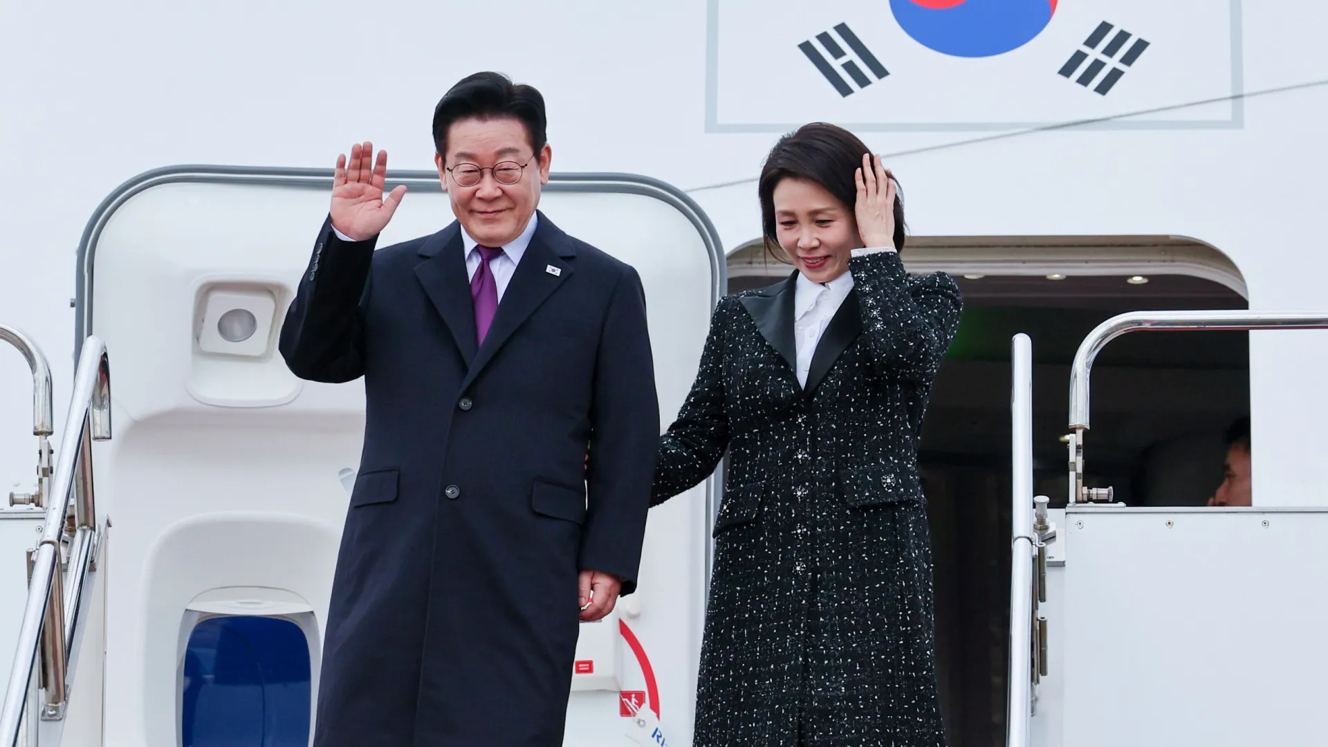 
                    Líderes do Japão e Coreia do Sul reúnem sob pressão da China
                