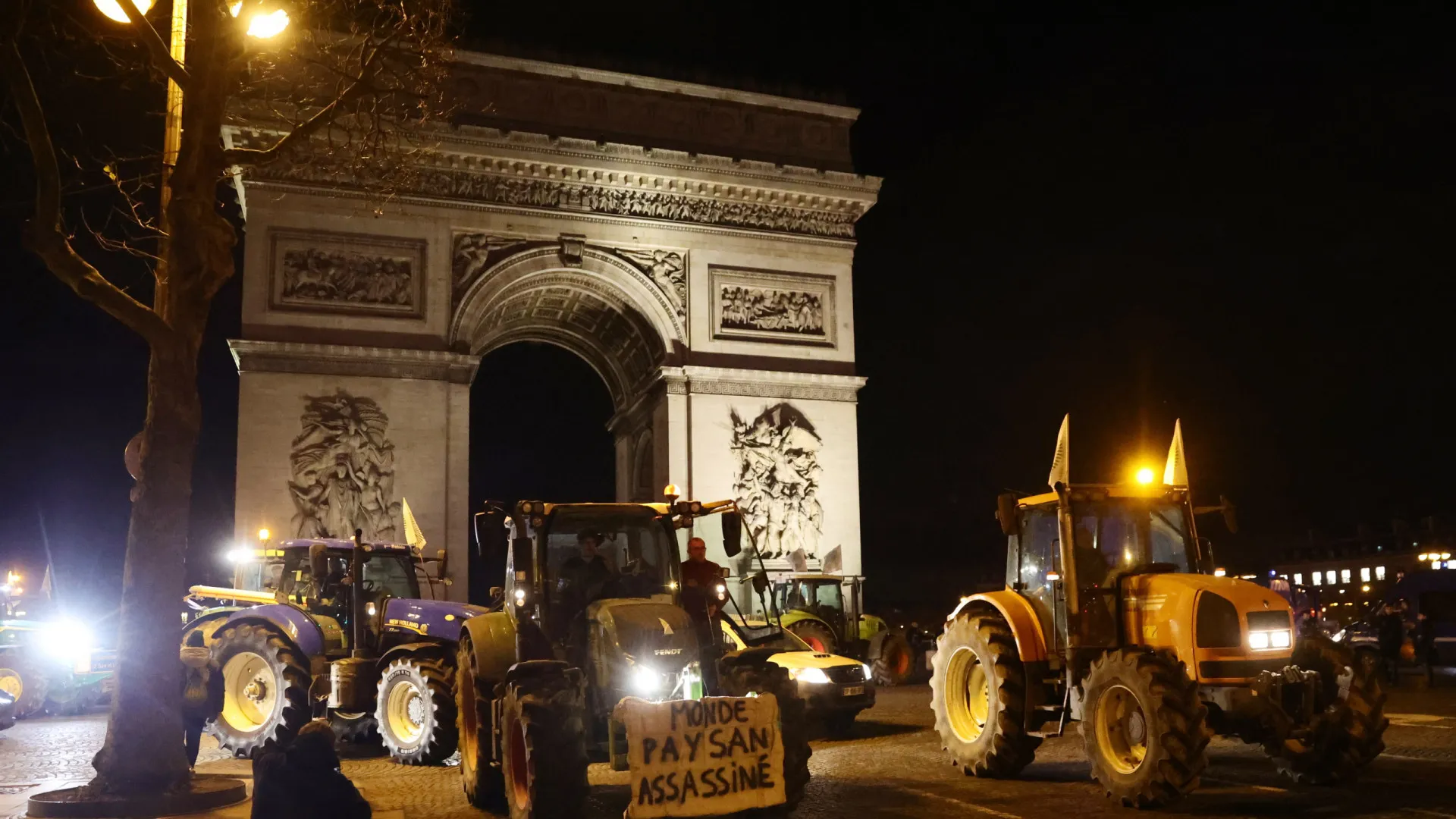 
                    Agricultores continuam a protestar. Há 350 tratores nas avenidas de Paris
                