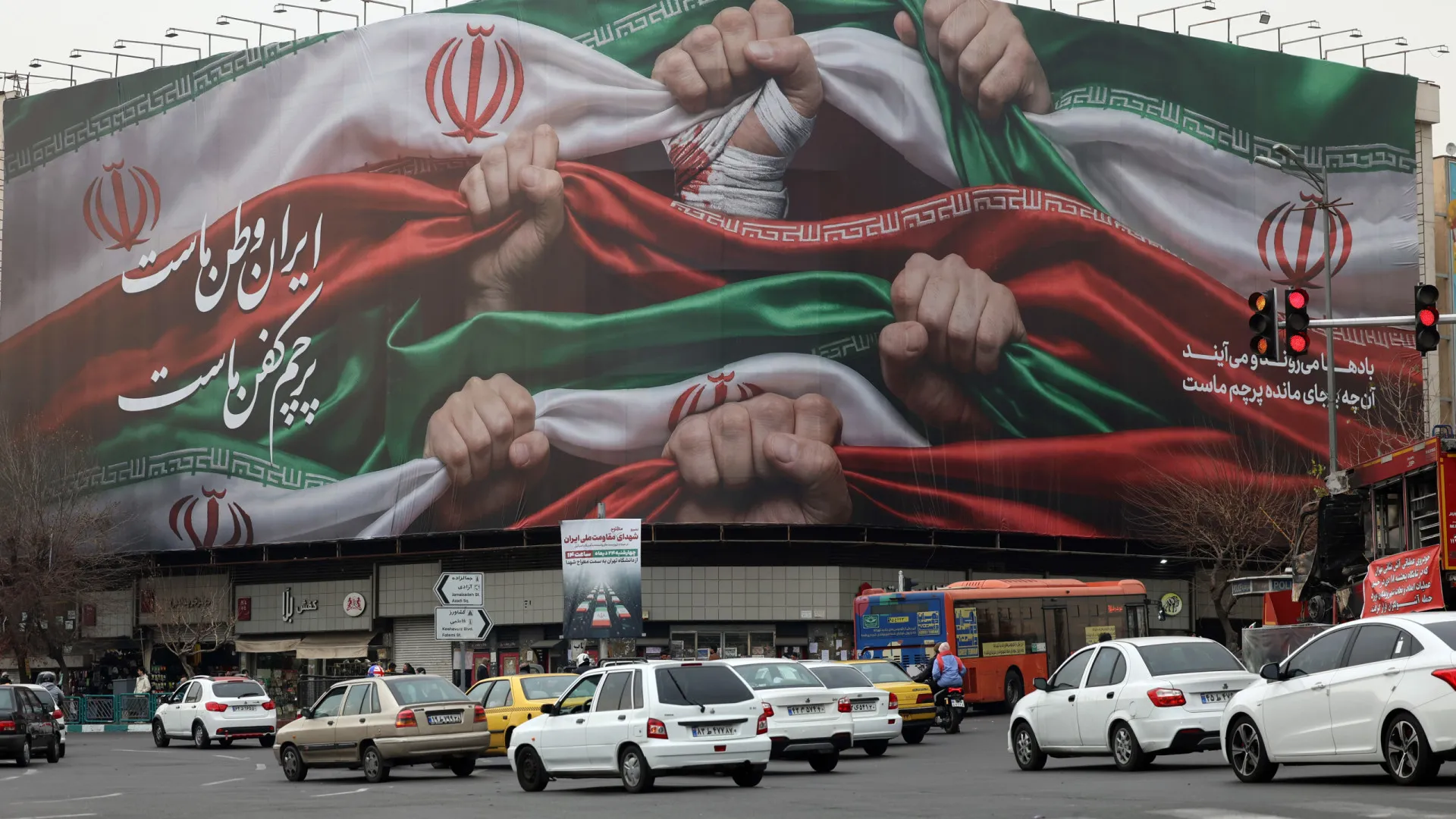 
                    MNE encerra temporariamente embaixada no Irão (8 portugueses já saíram)
                