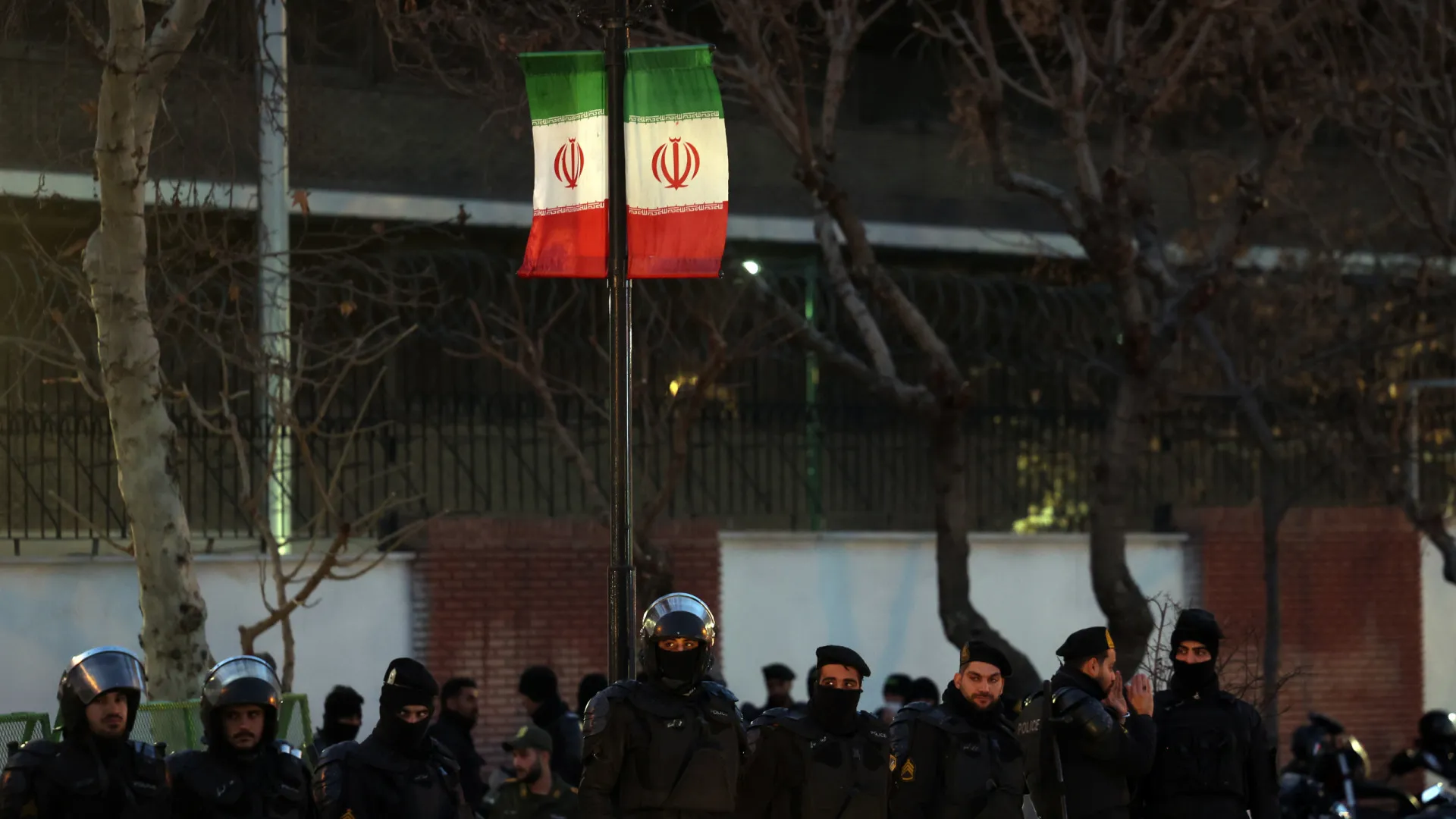 
                    EUA tarifam países que negoceiem com Teerão? 