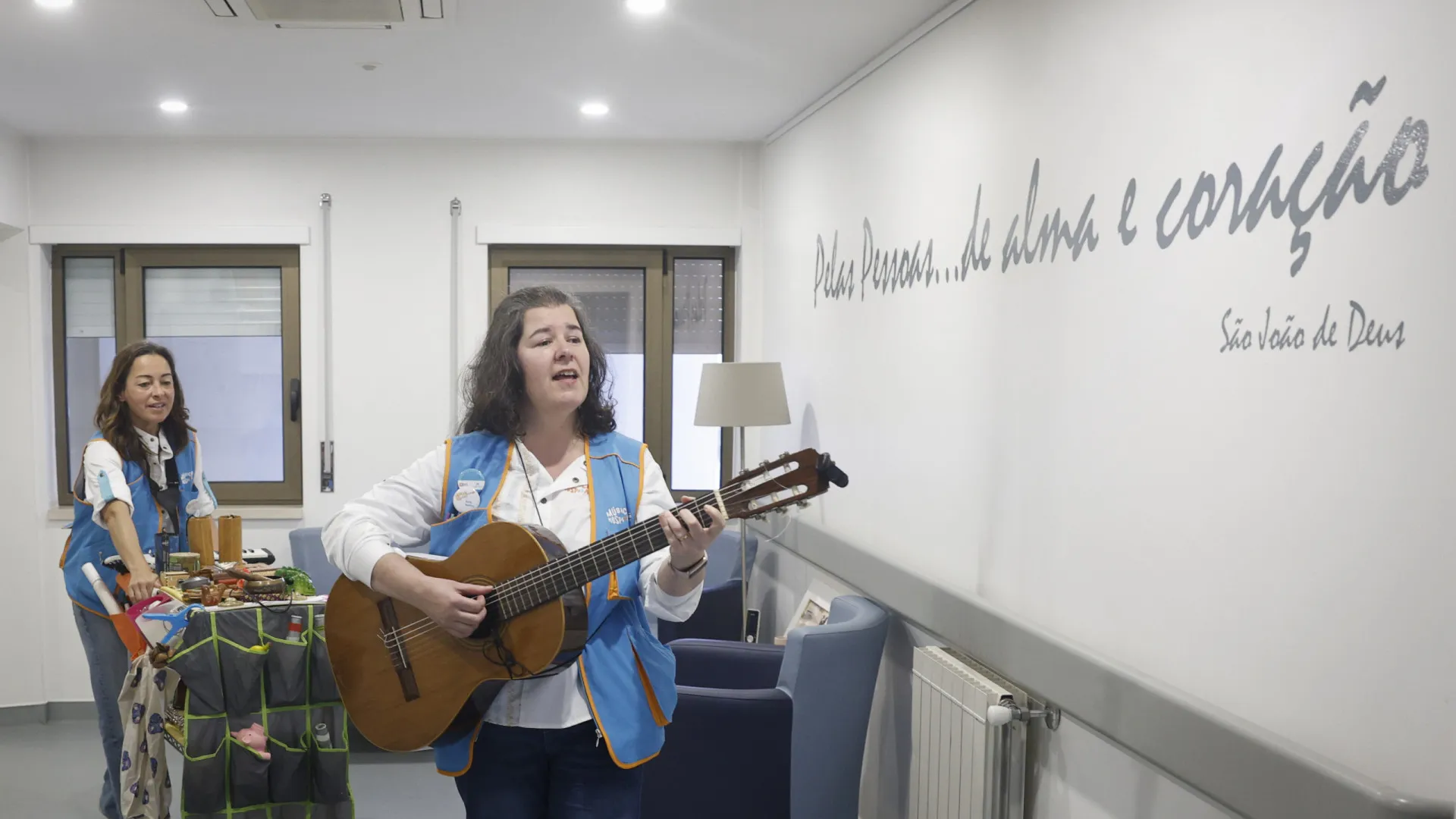 
                    Música nos Hospitais faz Candy esquecer a doença. 