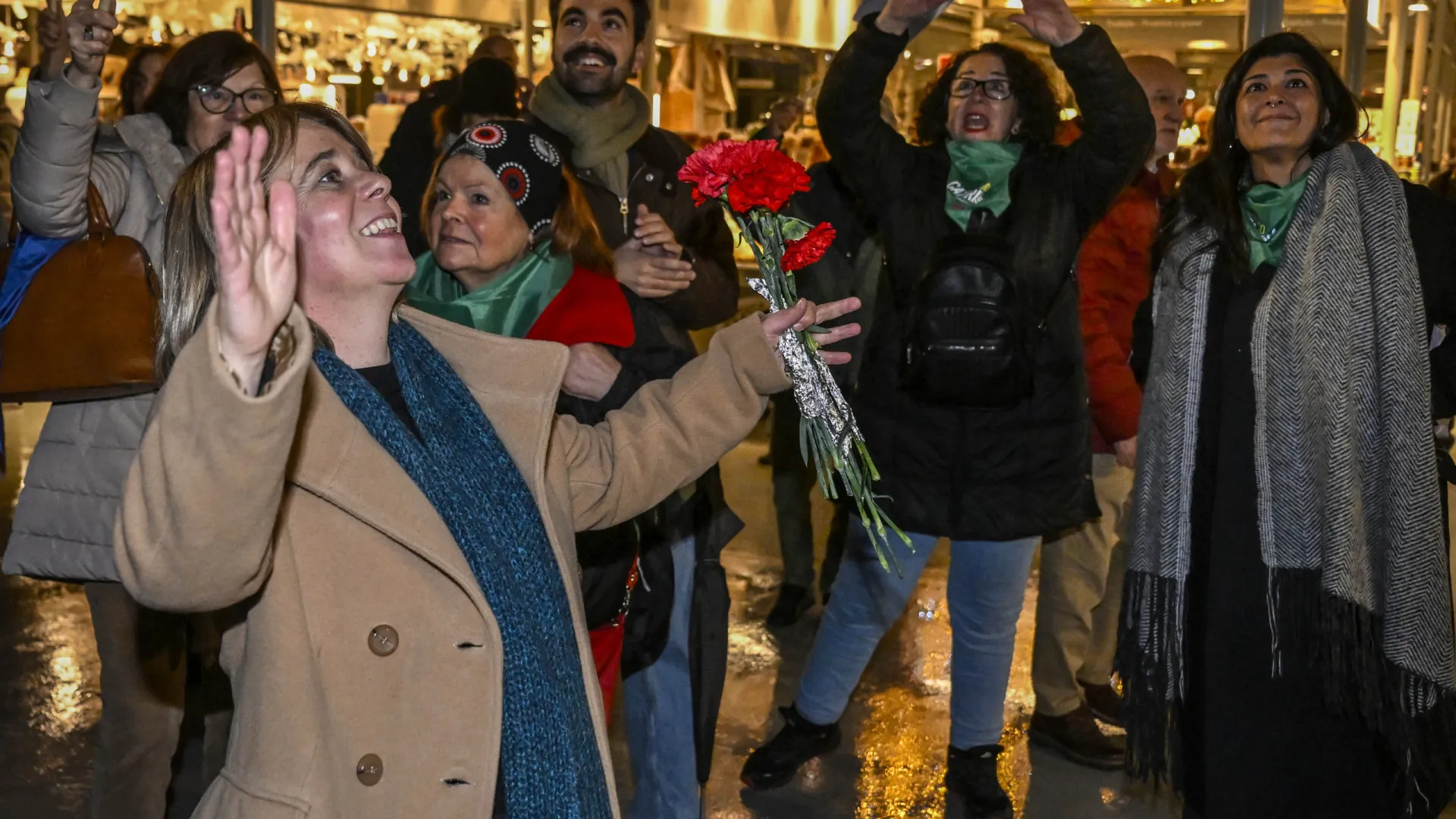 
                    Martins agradeceu a luta das vendedoras do Bolhão que guardaram cravos
                