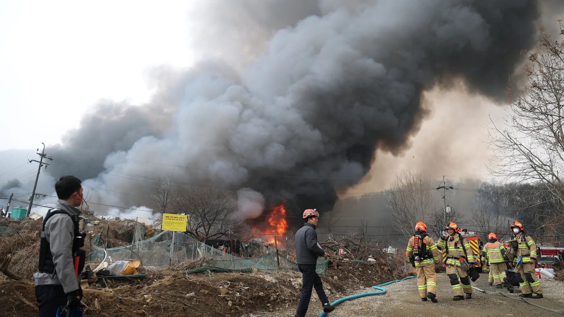 
                    Fogo obriga a tirar mais de 250 pessoas de bairro precário de Seul
                