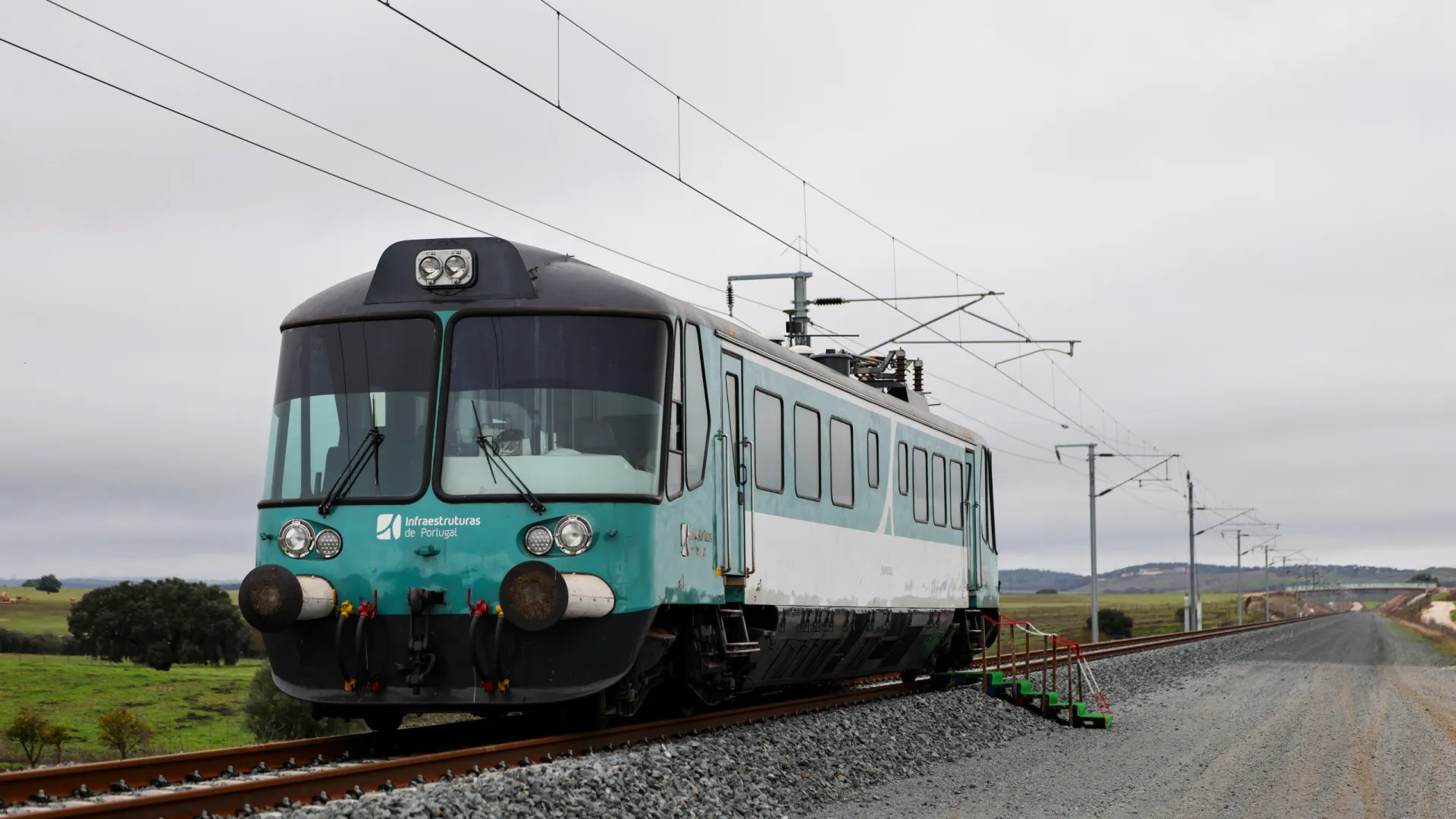 
                    Governo: Ferrovia Évora/Espanha pronta mas comboios só no final do ano
                