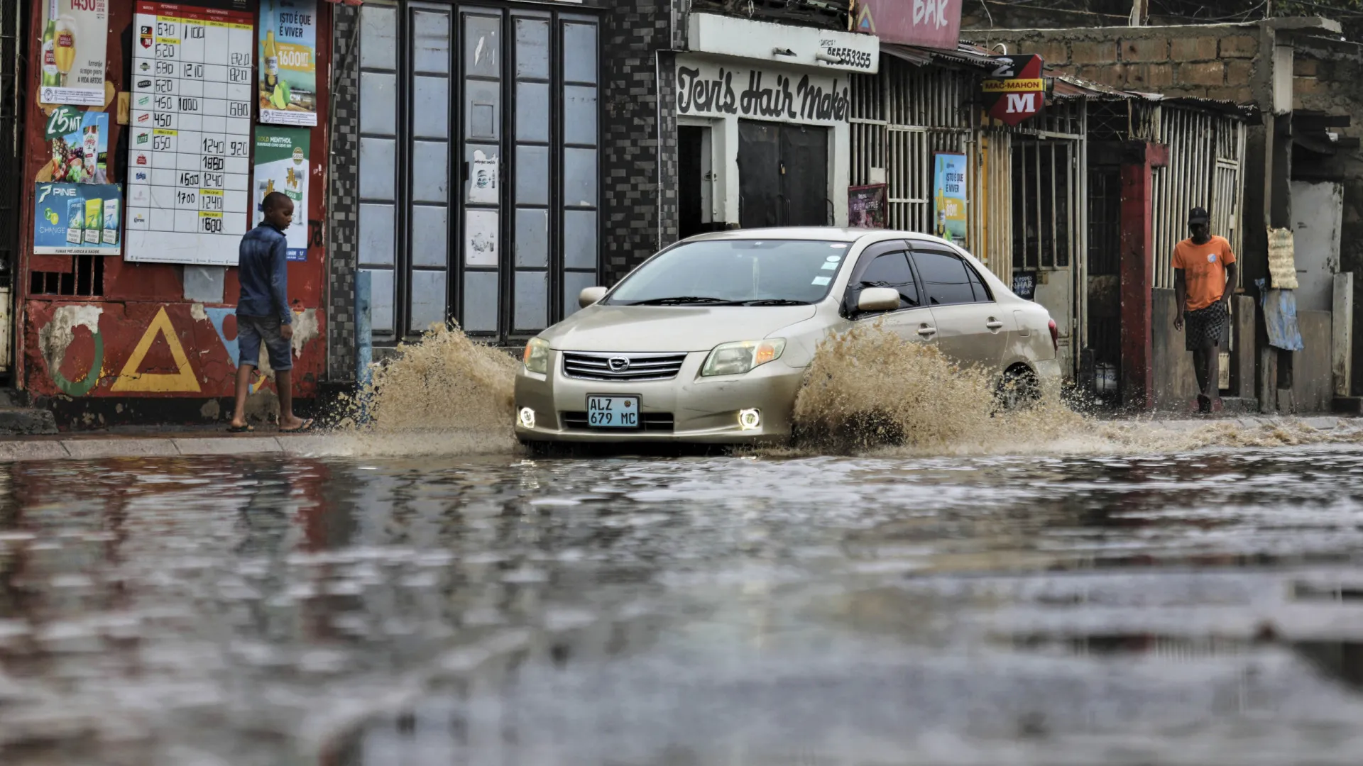 
                    Cheias. Restabelecida circulação na principal estrada após suspensão 
                
