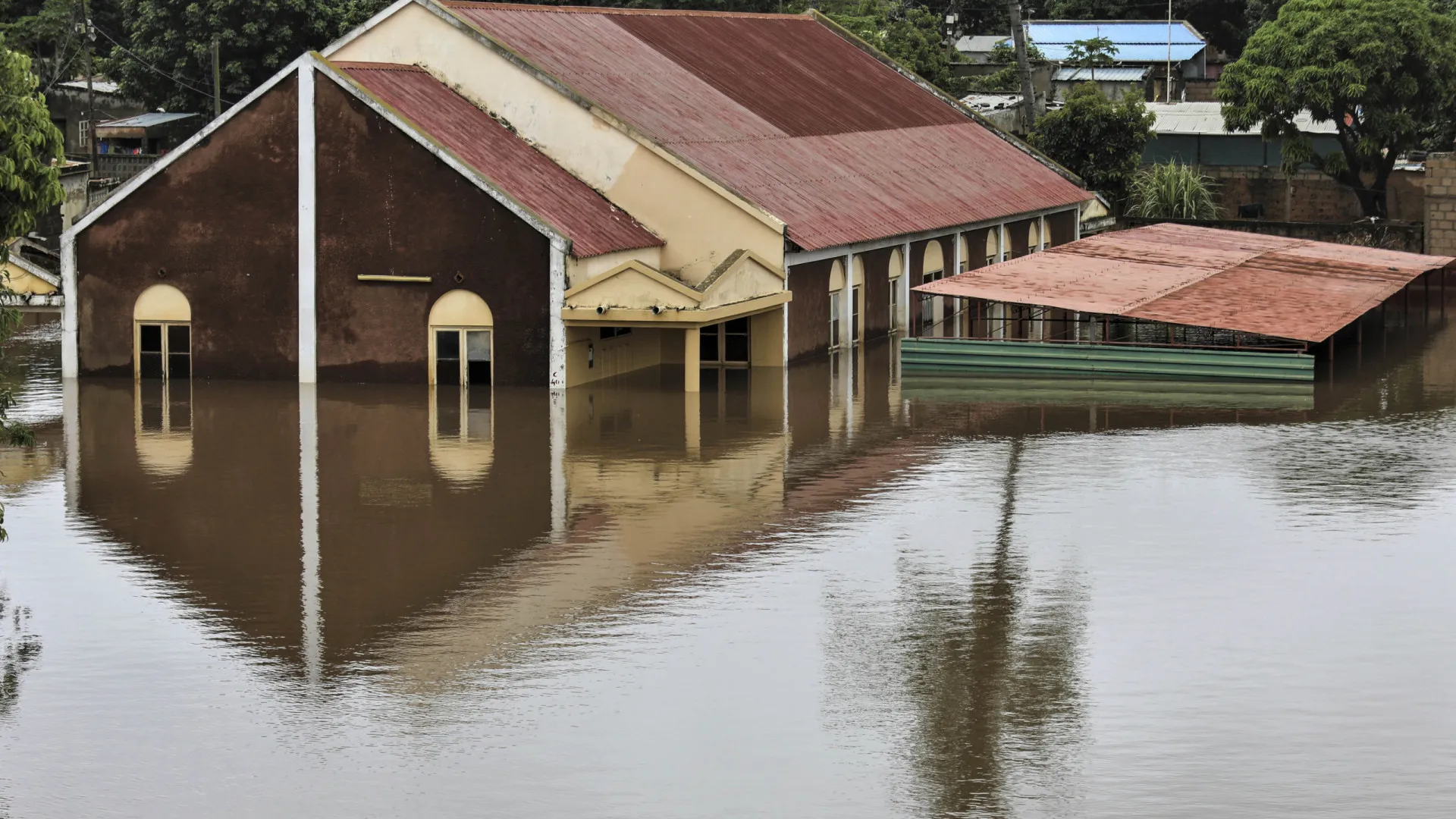 
                    Nos bairros de Maputo pede-se ajuda entre casas e ruas tomadas pela água
                