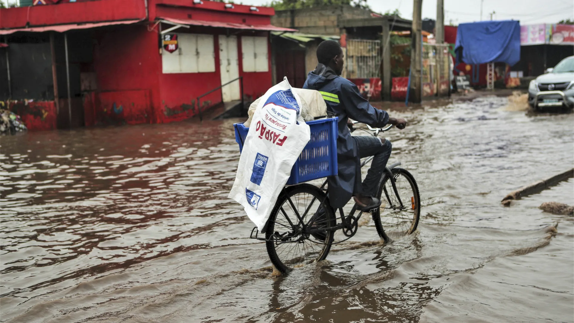 
                    Mais de 3.000 pessoas com casas inundadas no sul de Moçambique
                