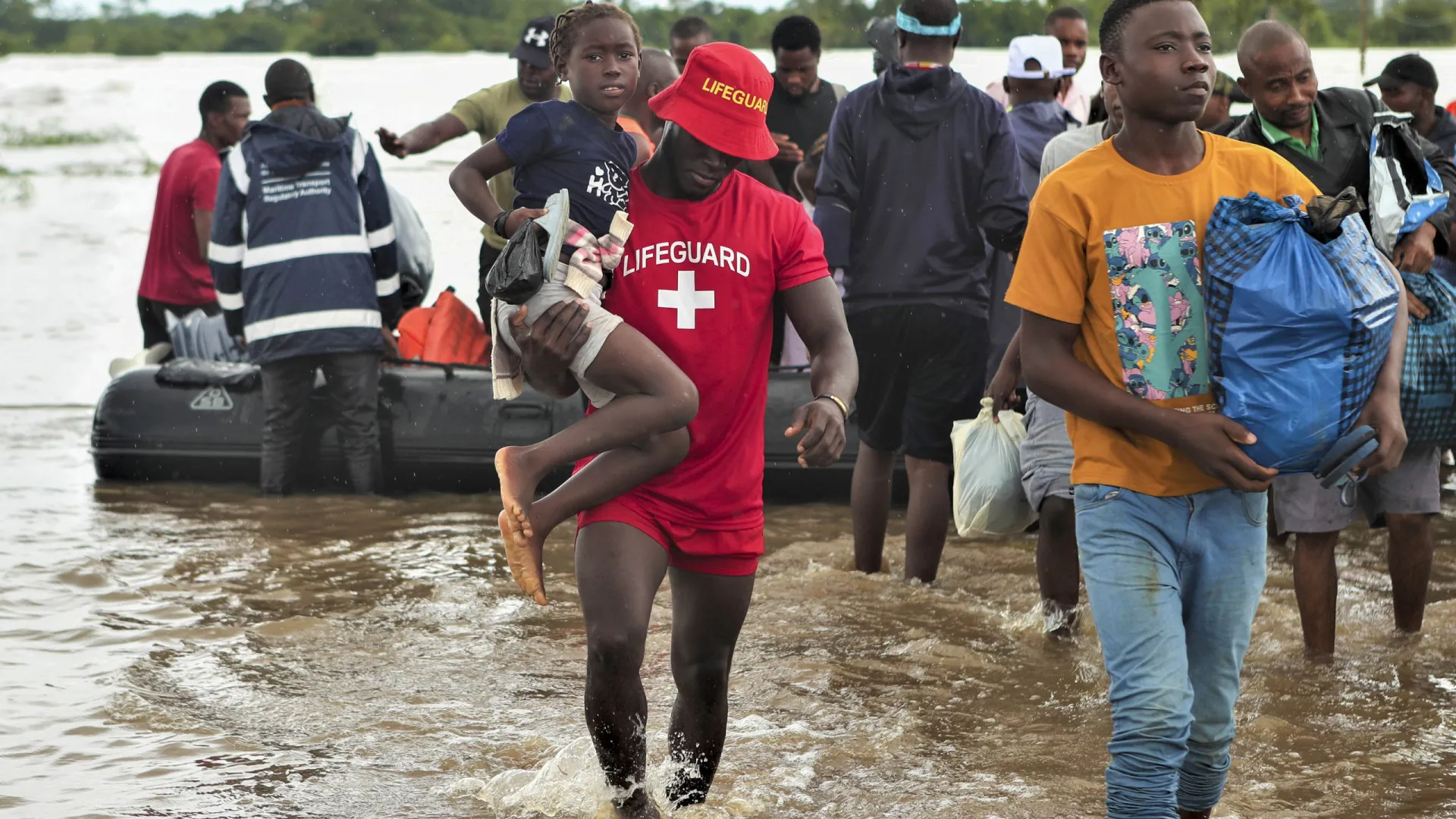 
                    Moçambique. Cheias deixam 40% de Gaza submersa e destroem kms de estradas
                