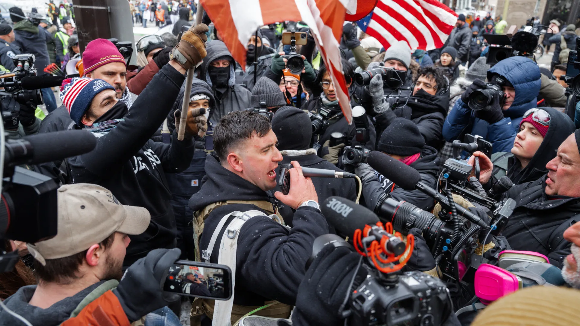 
                    Pentágono prepara-se para enviar militares devido a tensões em Minneapolis
                