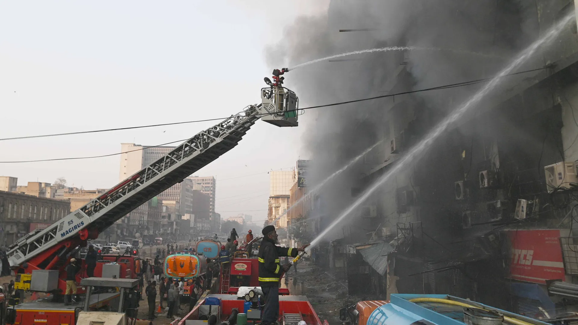 
                    Incêndio em centro comercial em Carachi faz pelo menos 10 mortos
                