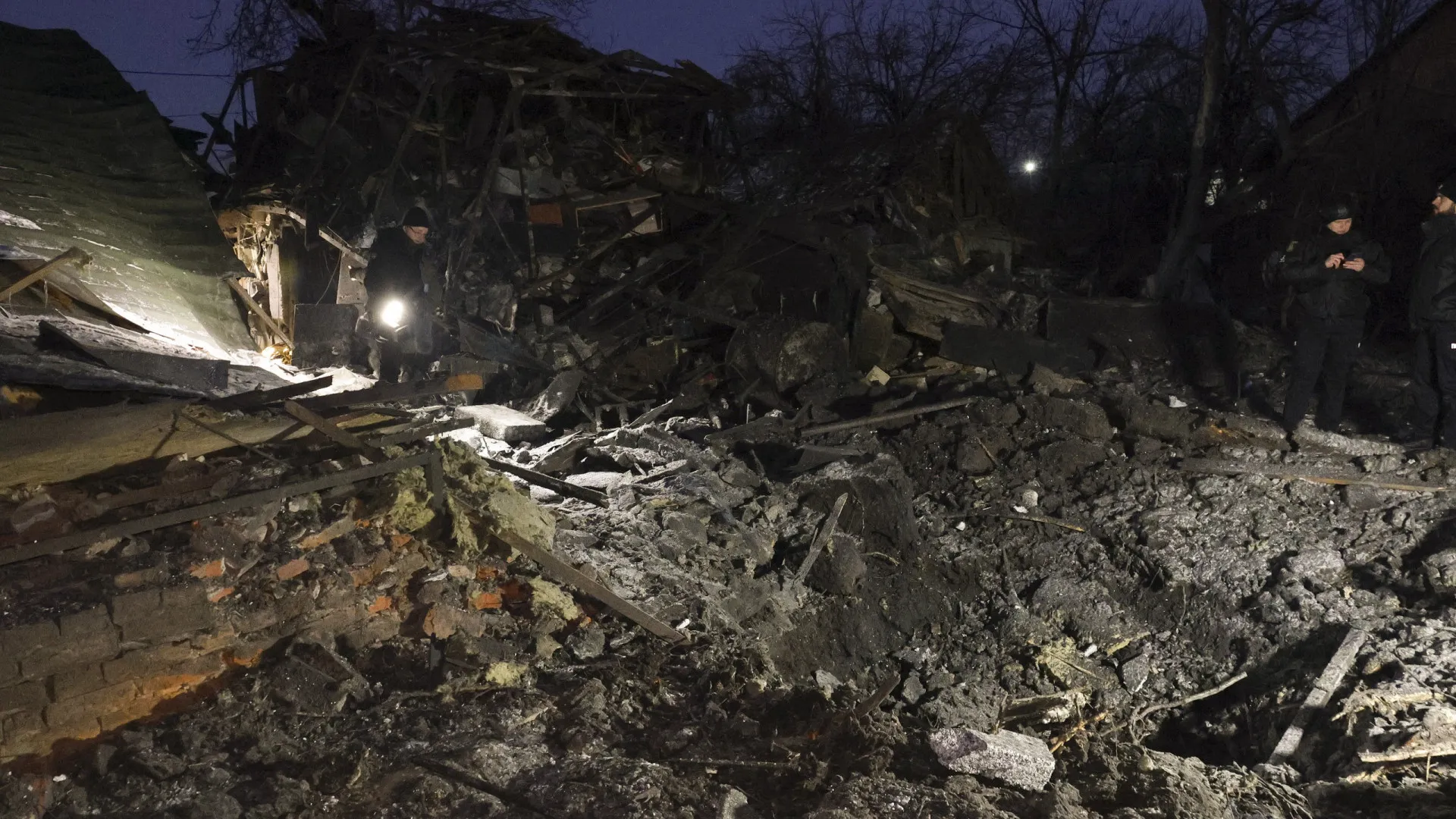 
                    Bombardeamentos russos sobre Kyiv e Kharkiv fazem um morto e 15 feridos
                