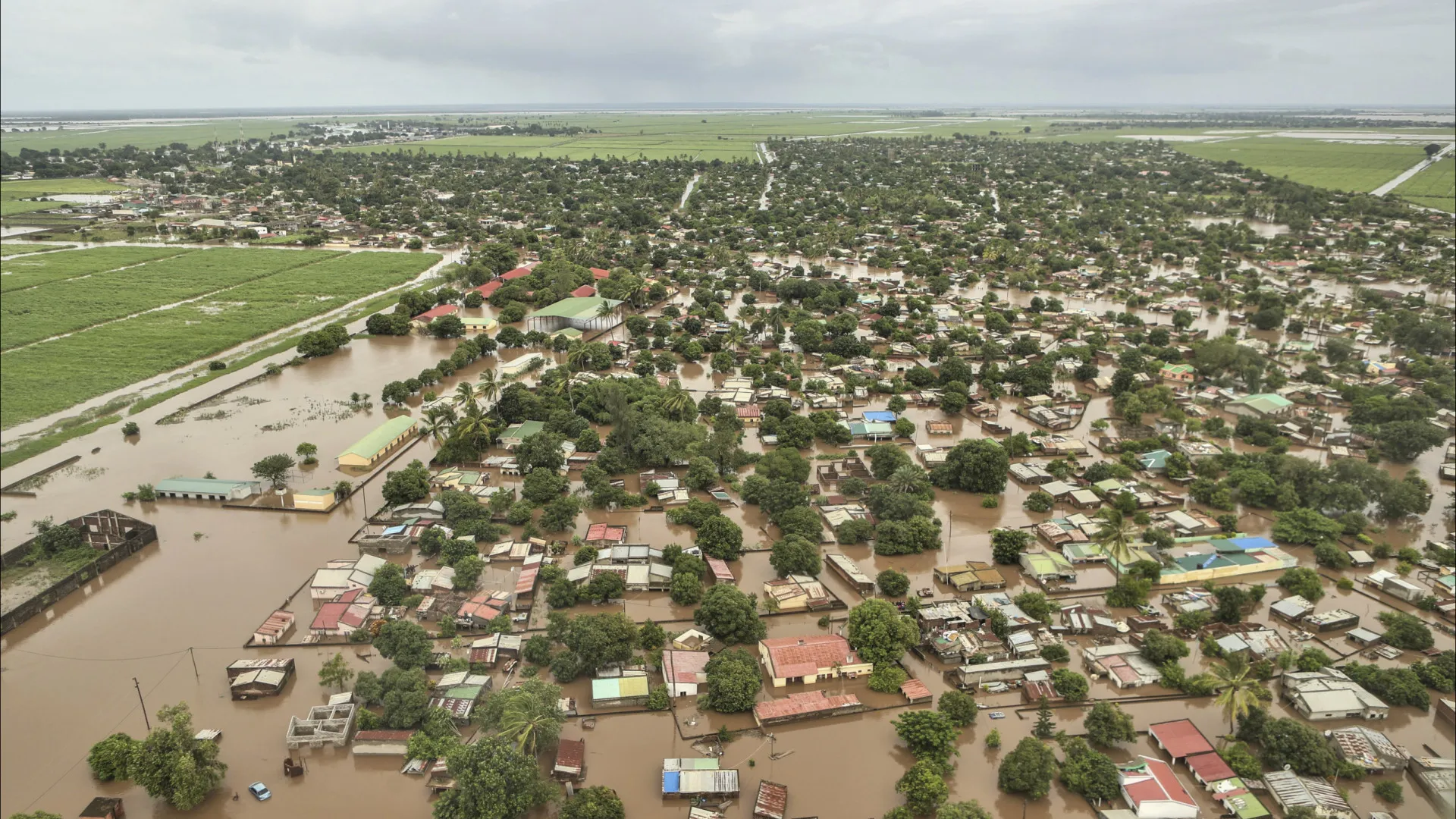 
                    Governo moçambicano sem condições de repor principal estrada do país
                
