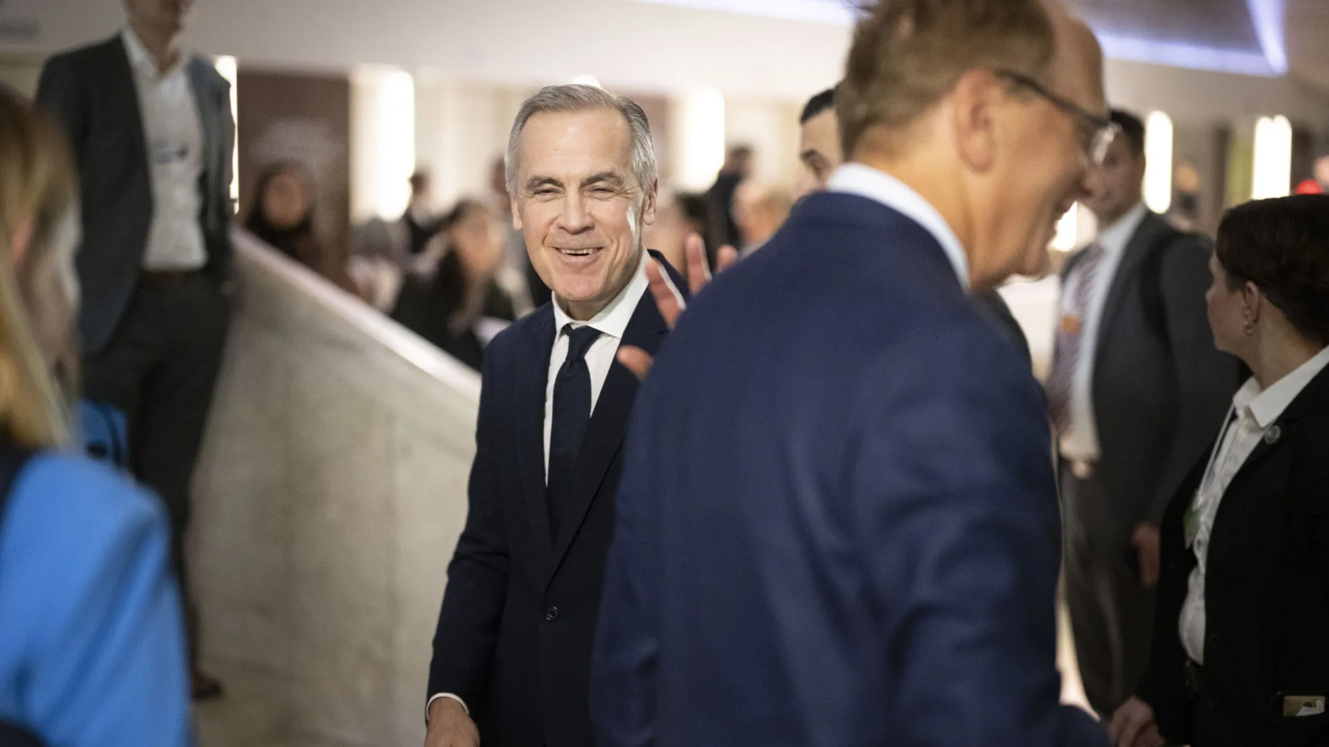 
                    Carney nega ter-se retratado por discurso durante telefonema com Trump
                