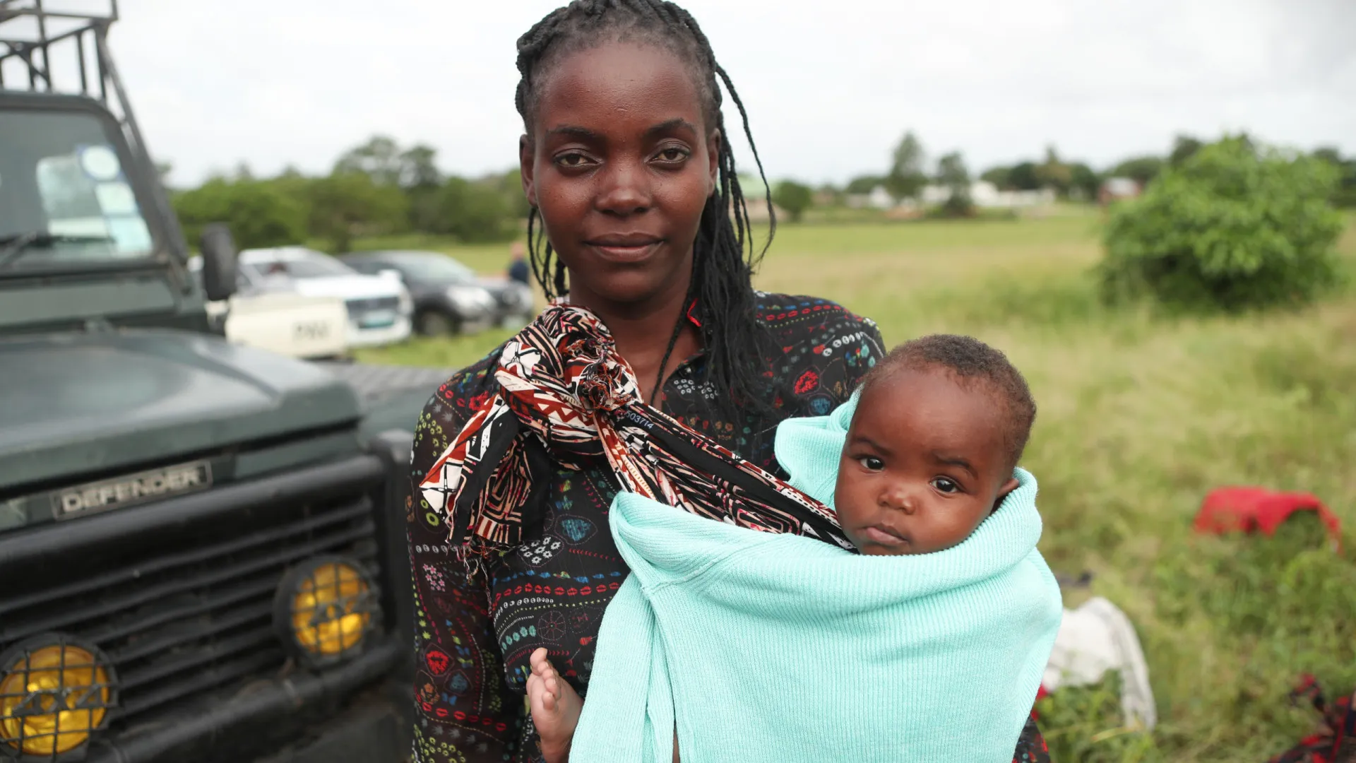 
                    Aquívia ficou 5 dias com filha de 6 meses na água. Depois, chegou resgate
                