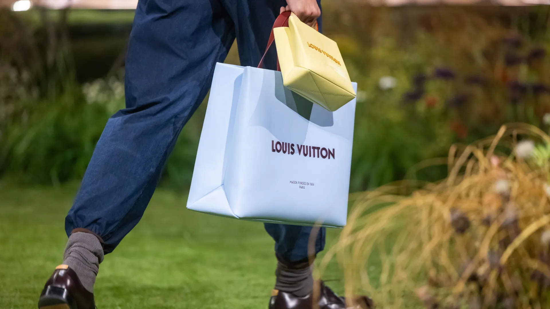 Itália. Grupo Louis Vuitton suspeito de promover cosméticos a menores