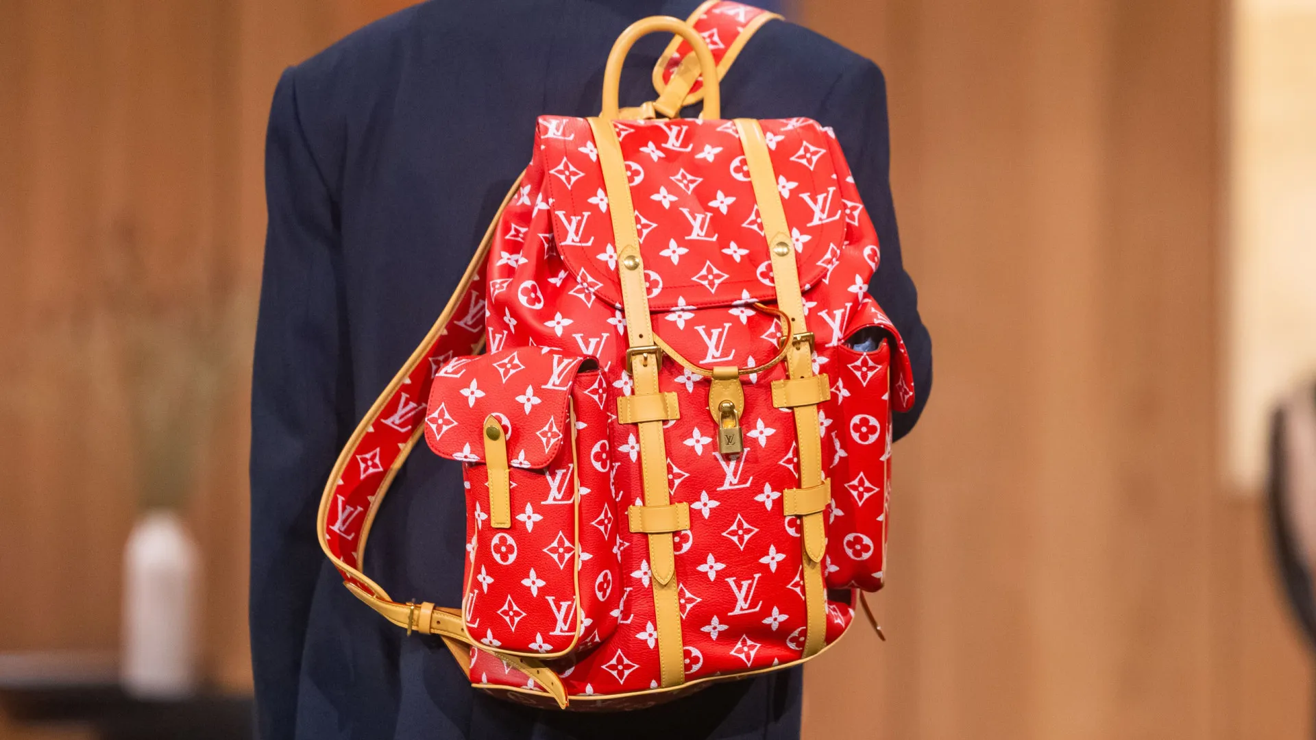 
                    Louis Vuitton multada em 500 mil euros por falhas anti-branqueamento
                