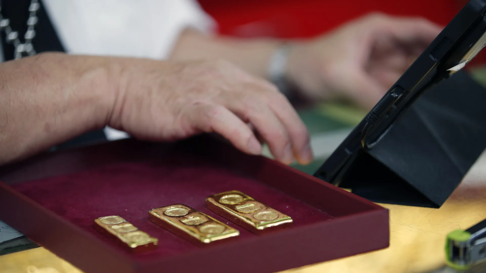 
                    Ouro passa marca histórica dos 5.000 dólares num contexto de incerteza
                