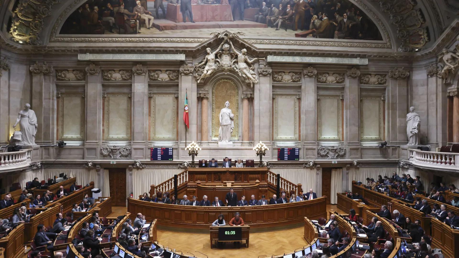 
                    Mais de 42 mil assinaturas relançam debate sobre licença parental na AR
                