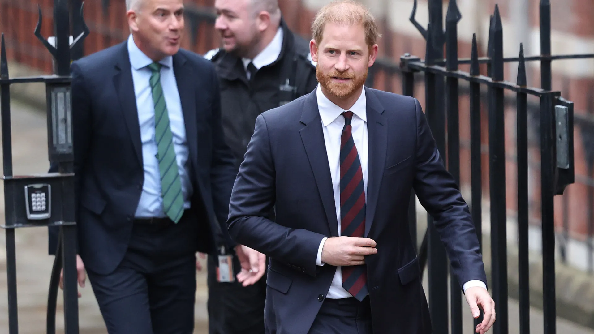 
                    Príncipe Harry processado por instituição de solidariedade que fundou 
                