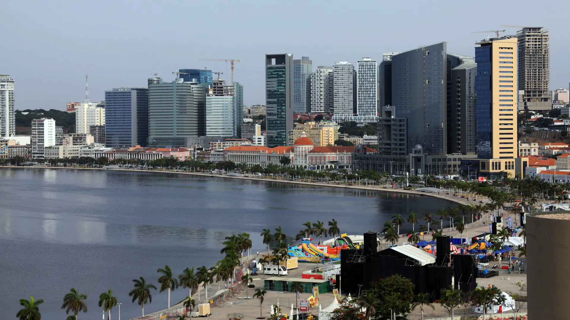 
                    Em Luanda, munícipes gritam por fome nos 450 anos da cidade
                