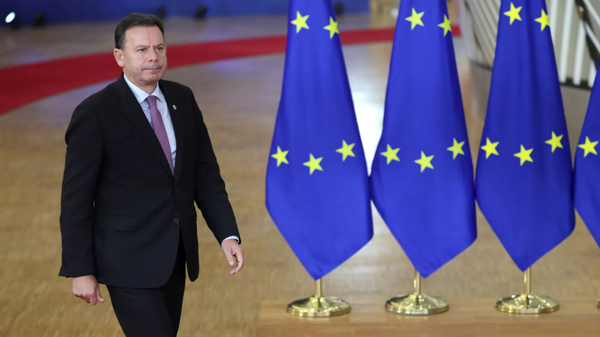 
                    PM espera que UE consiga desbloquear empréstimo de 90 mil milhões a Kyiv
                