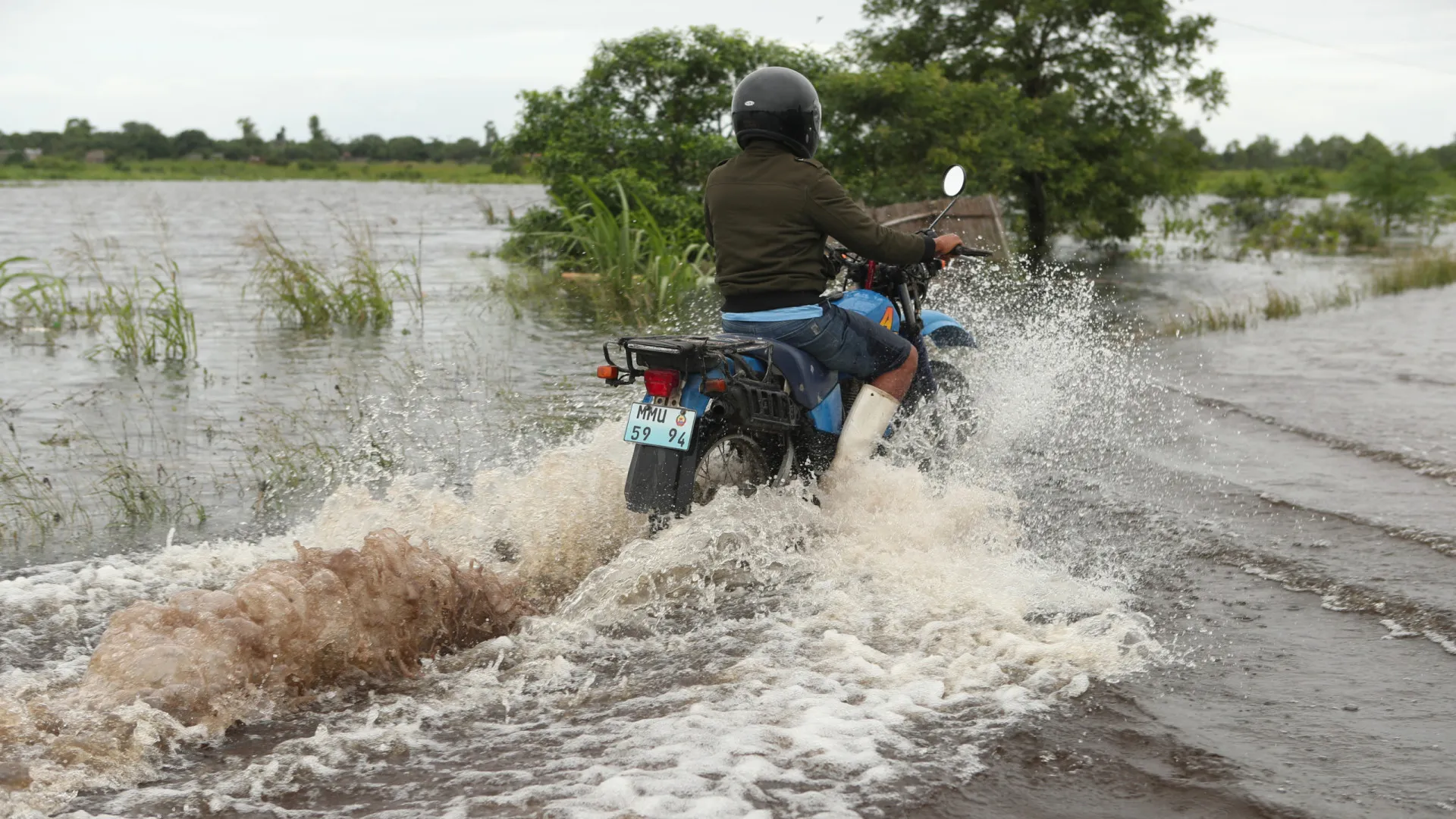 
                    Cheias: Empresários moçambicanos doam mais de 200 toneladas de bens
                