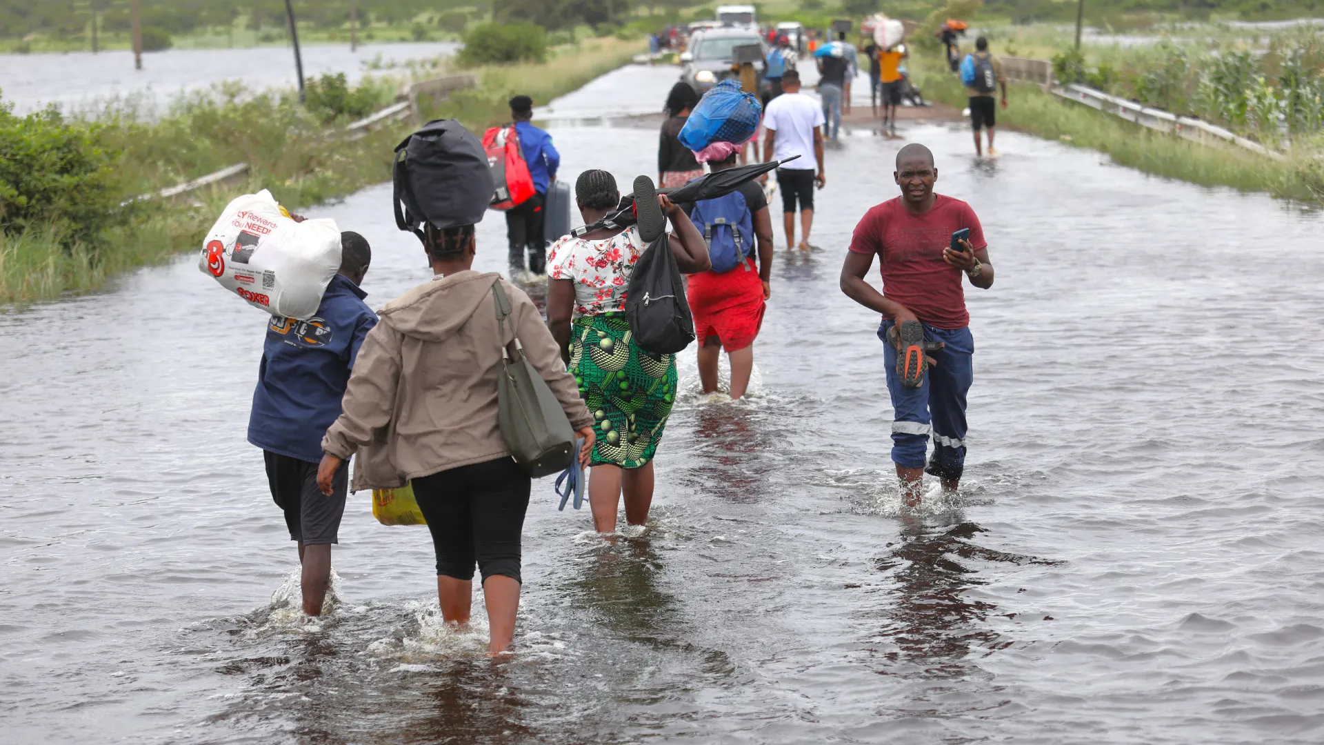 
                    Entre cheias sem memória em Moçambique, a moto é o último transporte
                