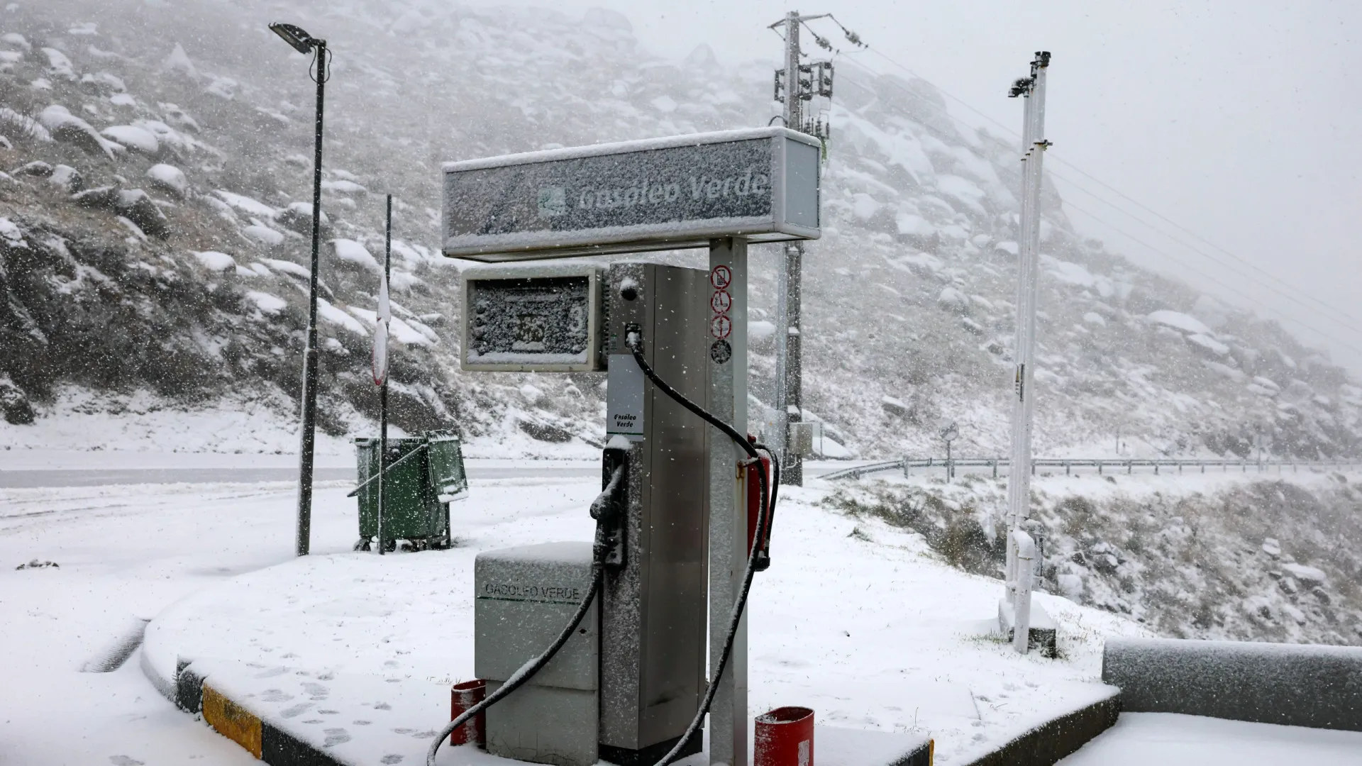 
                    Cerca de 6.500 clientes sem energia elétrica pelas 12h
                