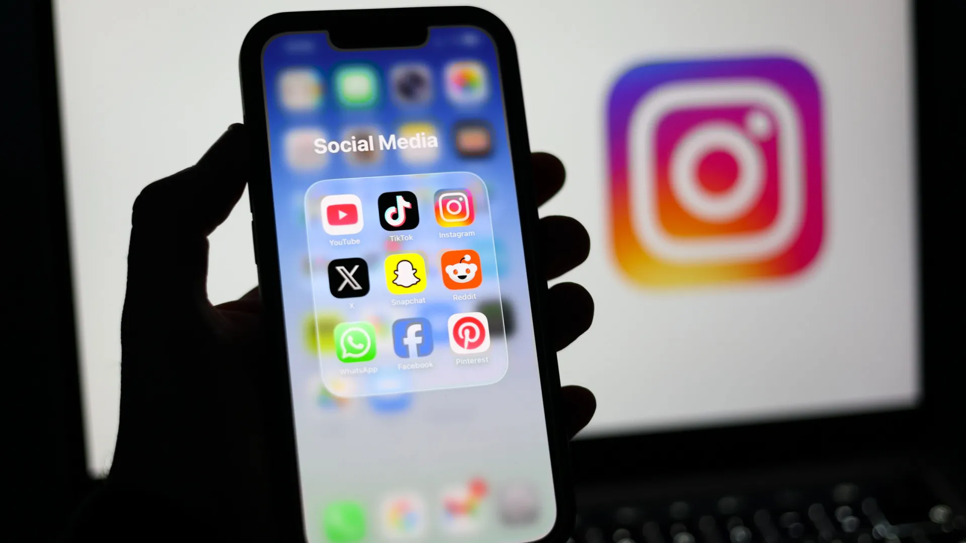 
                    AR deve aprovar diploma para regular acesso a redes a menores de 16 anos
                