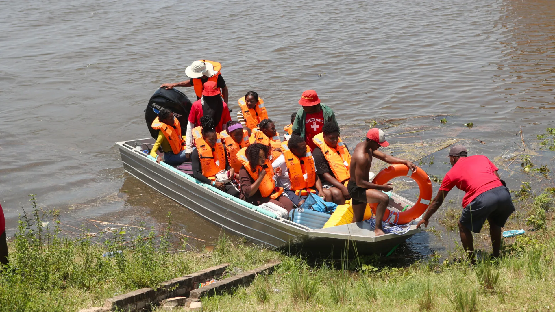 
                    Militares sul-africanos resgataram 500 pessoas das cheias em Moçambique
                